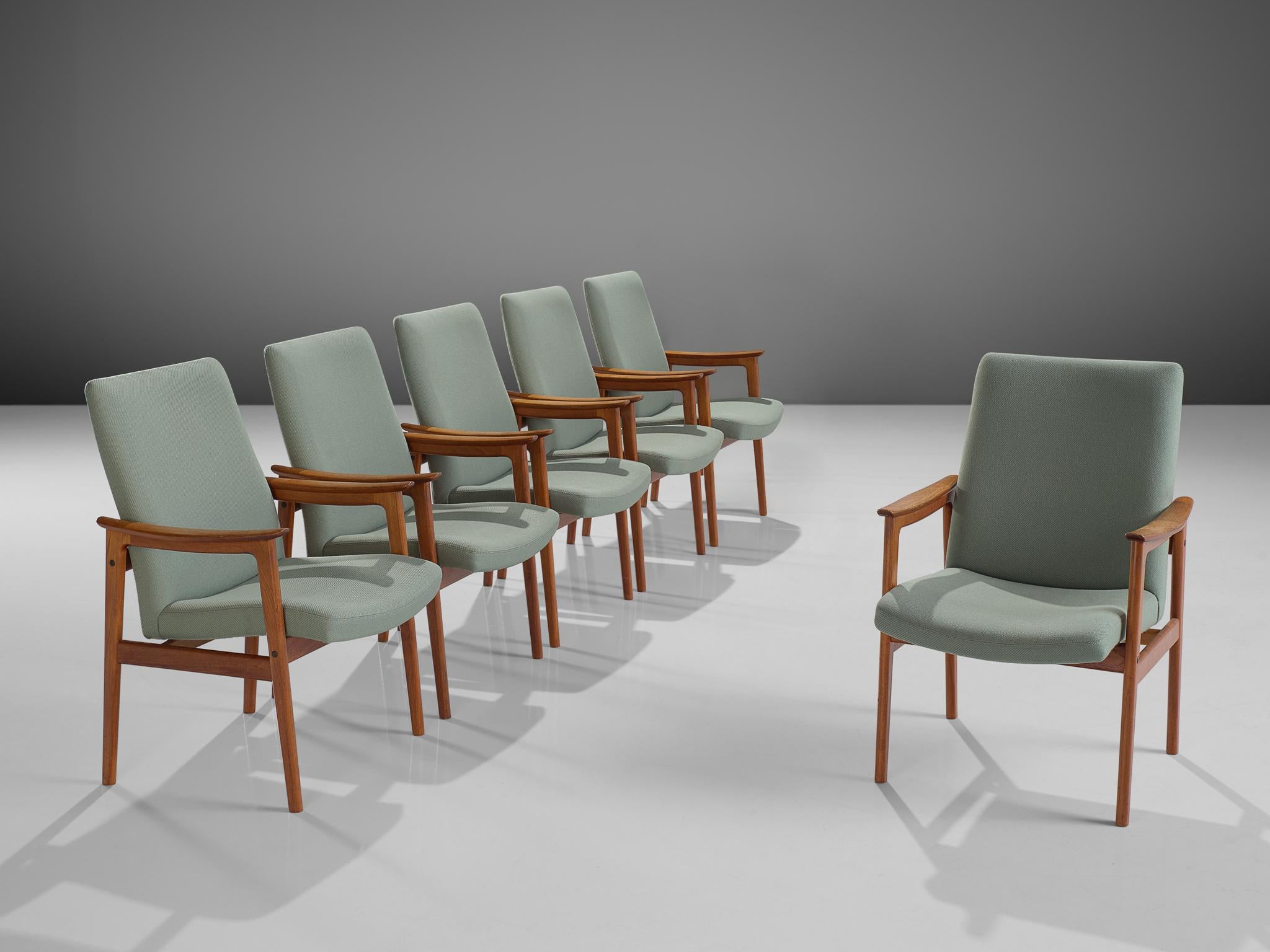 Satz von sechs Sesseln, Teakholz und mintgrüner Stoff, Skandinavien, 1950er Jahre. 

Diese skandinavischen Teakholz-Esszimmerstühle mit Armlehnen sind sowohl stattlich als auch bescheiden. Dieses Set hat einen eleganten Teakholzrahmen mit einer