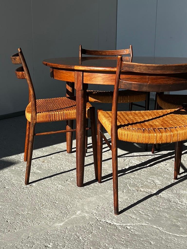 Scandinavian set rosewood table CJ Rosengaarden 1960 and 4 rosewood chairs Arne Whal Iversen for Glyngorestolefabrik Danemark 1959
Round table Diameter 110 cm sold with 2 extensions of 50 cm each Height 72 
Chairs: Height 80 cm x Depth 44 cm x Width