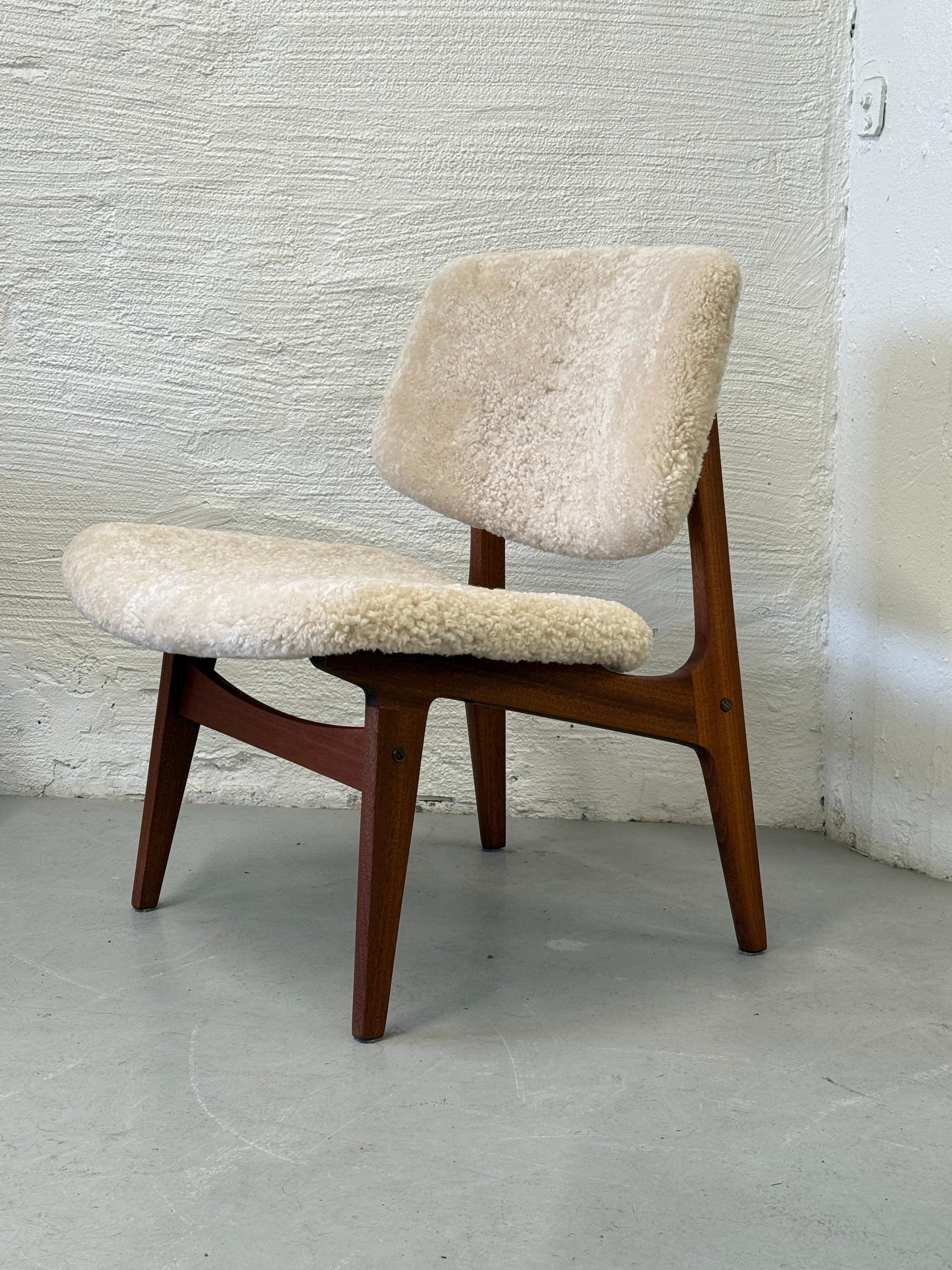 This rare and iconic “Steady” model lounge chair was designed by Norwegian designer Gunnar Sørlie, a notable figure in Scandinavian mid-century design. Originally conceived in the 1950s–60s, the piece has been meticulously restored, combining