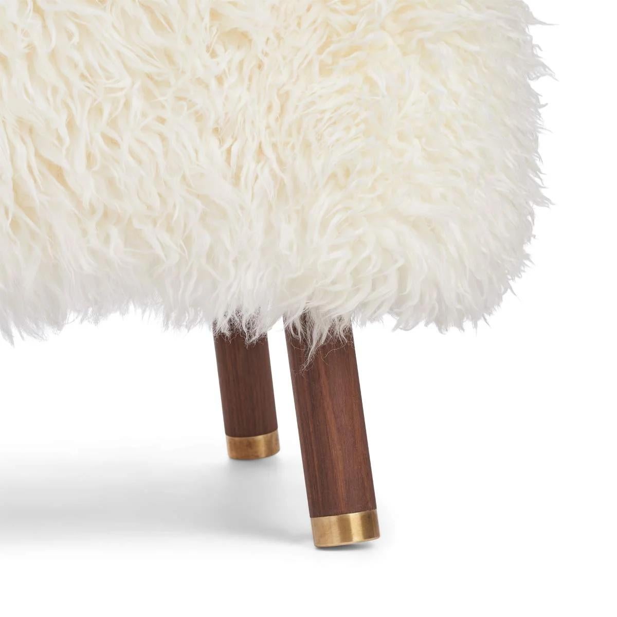 Mid-Century moderno Sedia da salotto scandinava in pelle di pecora con ottone, realizzata in Danimarca in vendita