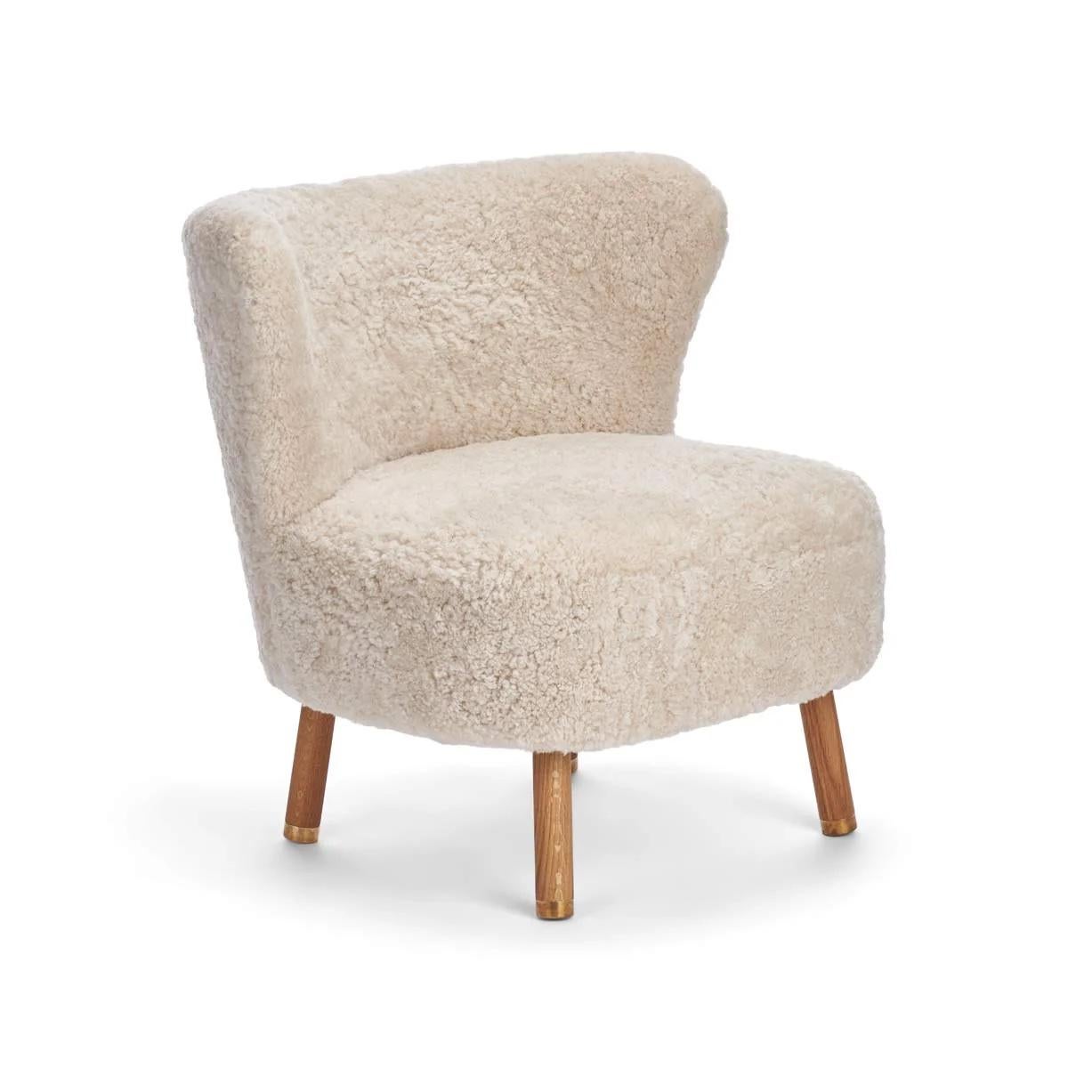 Fatto a mano Sedia da salotto scandinava in pelle di pecora con ottone, realizzata in Danimarca in vendita