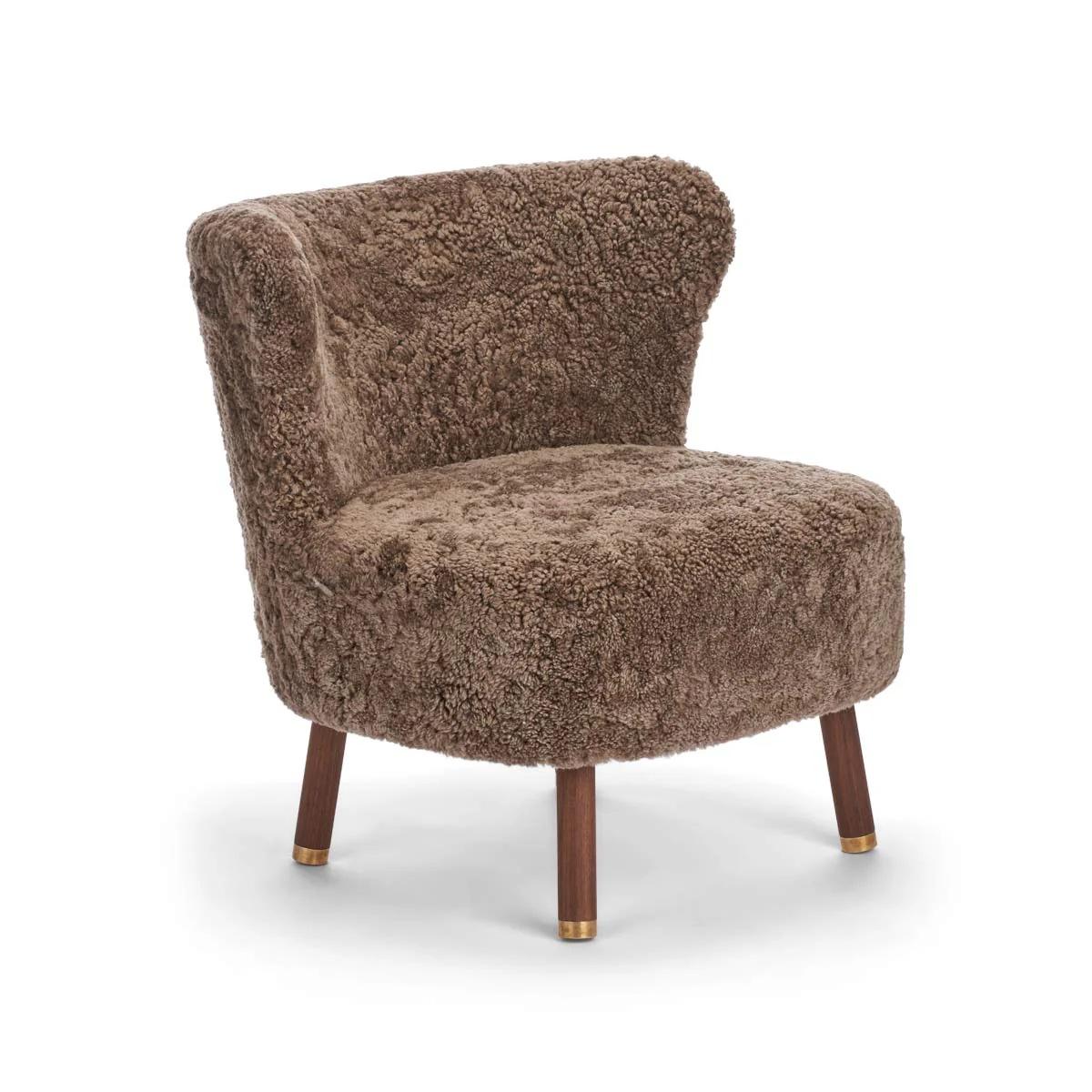 XXI secolo e contemporaneo Sedia da salotto scandinava in pelle di pecora con ottone, realizzata in Danimarca in vendita
