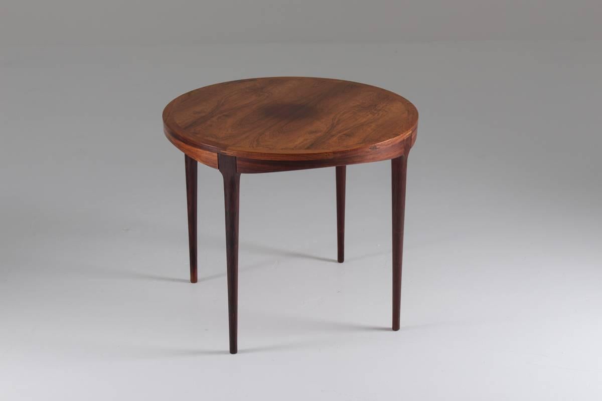 Rare side table by Mellemstrands Trevareindustri, Norway
Beautifully designed round side table in rosewood with great details.
Condition: Very good vintage condition, partly bleached on the tabletop.