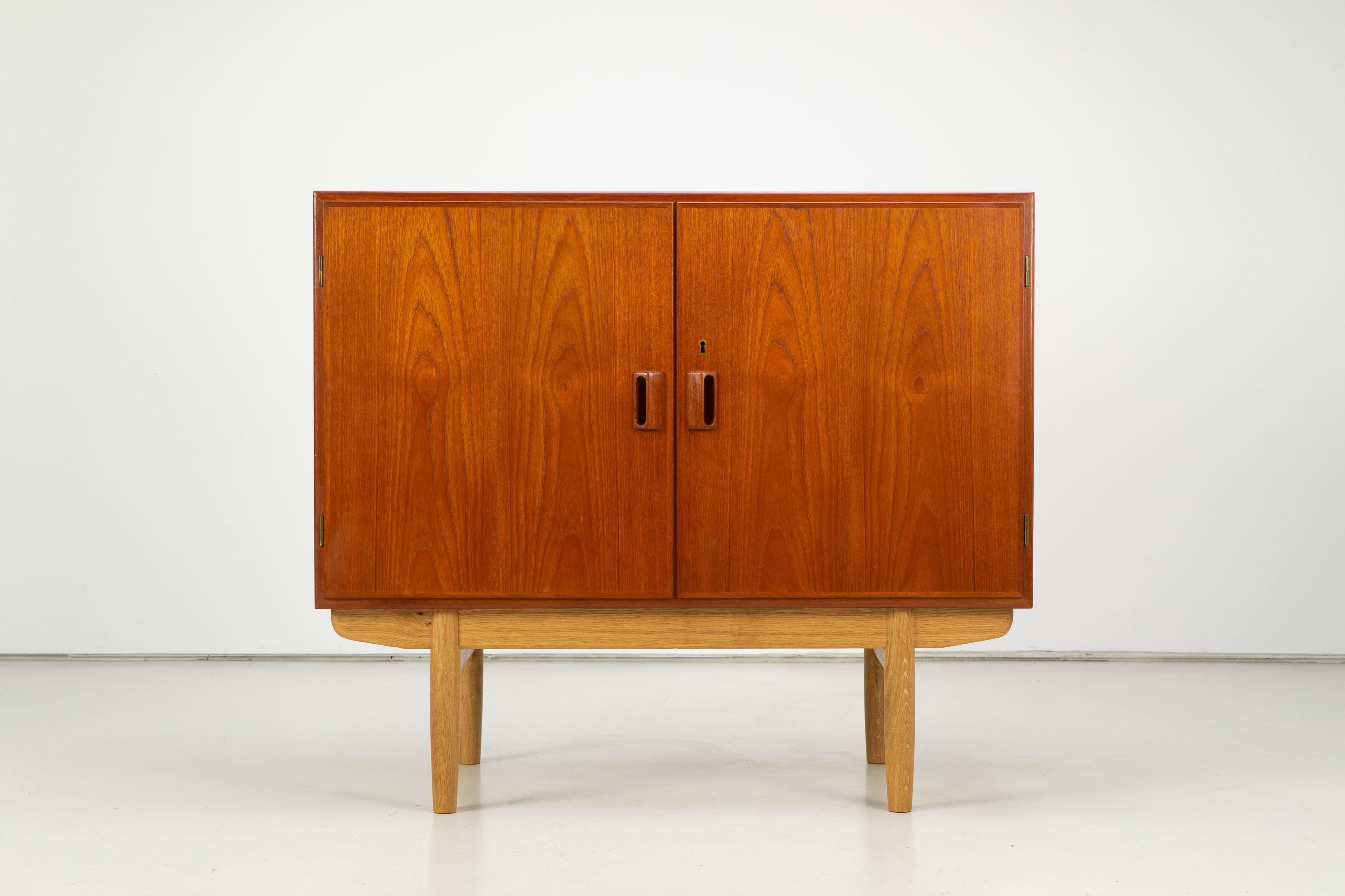 Sophisticated teak sideboard, designed by Børge Mogensen. The sideboard impresses with the simplicity of its design and the high-quality details.

    