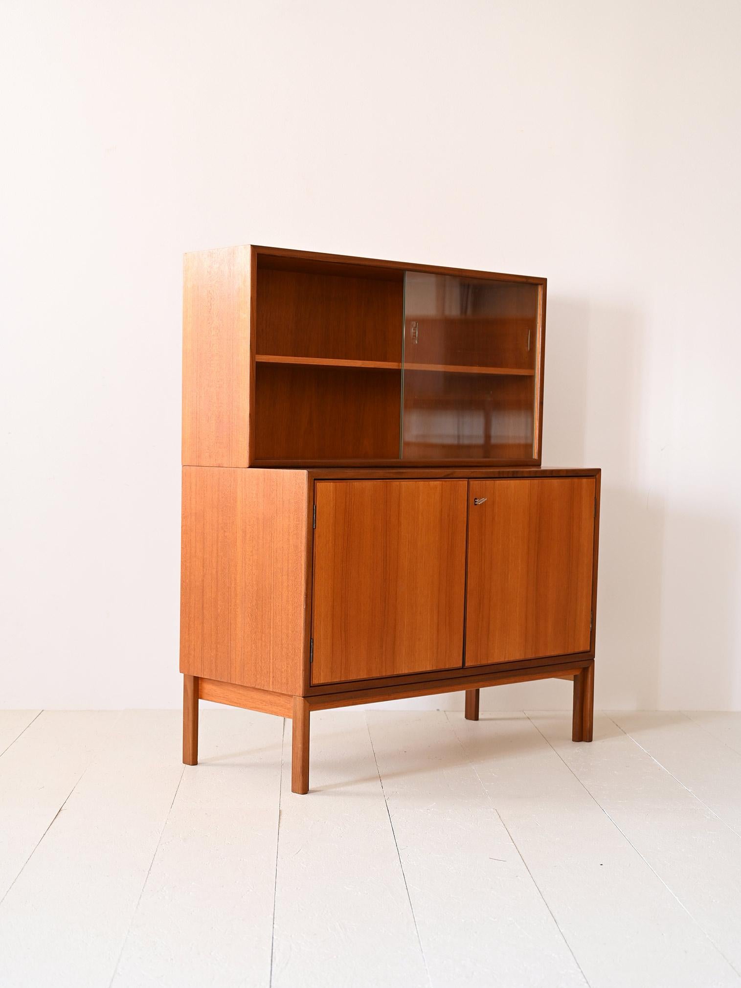 Scandinavian sideboard cabinet with display case In Good Condition For Sale In Brescia, IT