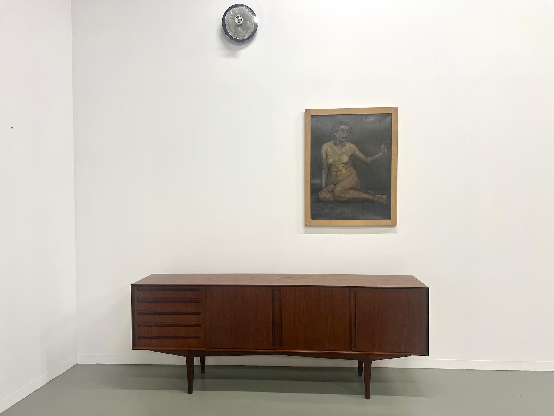 La Maison LECAN présente ce superbe buffet vintage en teck qui montre une qualité de finition très soignée et qui est resté dans un bel état vintage, traversant les années brillamment avec quelques signes discrets d'utilisation passée. Ses 5 tiroirs
