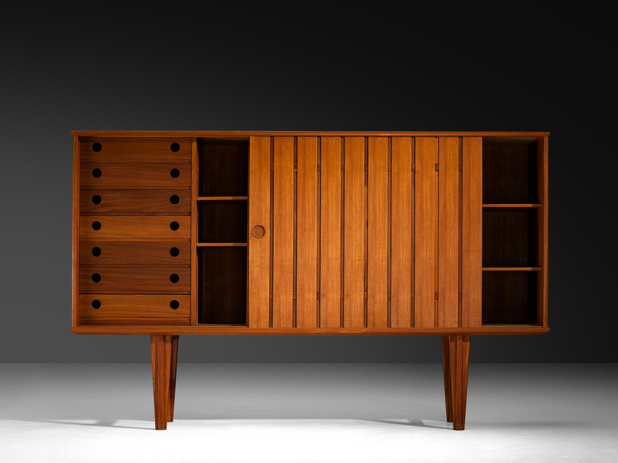 Skandinavisches Sideboard mit Lattenrosttüren aus Teakholz im Angebot 2