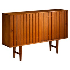 Skandinavisches Sideboard mit Lattenrosttüren aus Teakholz