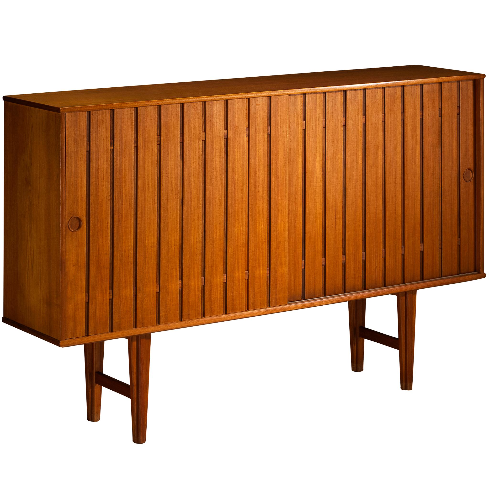 Skandinavisches Sideboard mit Lattenrosttüren aus Teakholz im Angebot