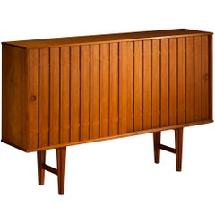 Skandinavisches Sideboard mit Lattenrosttüren aus Teakholz