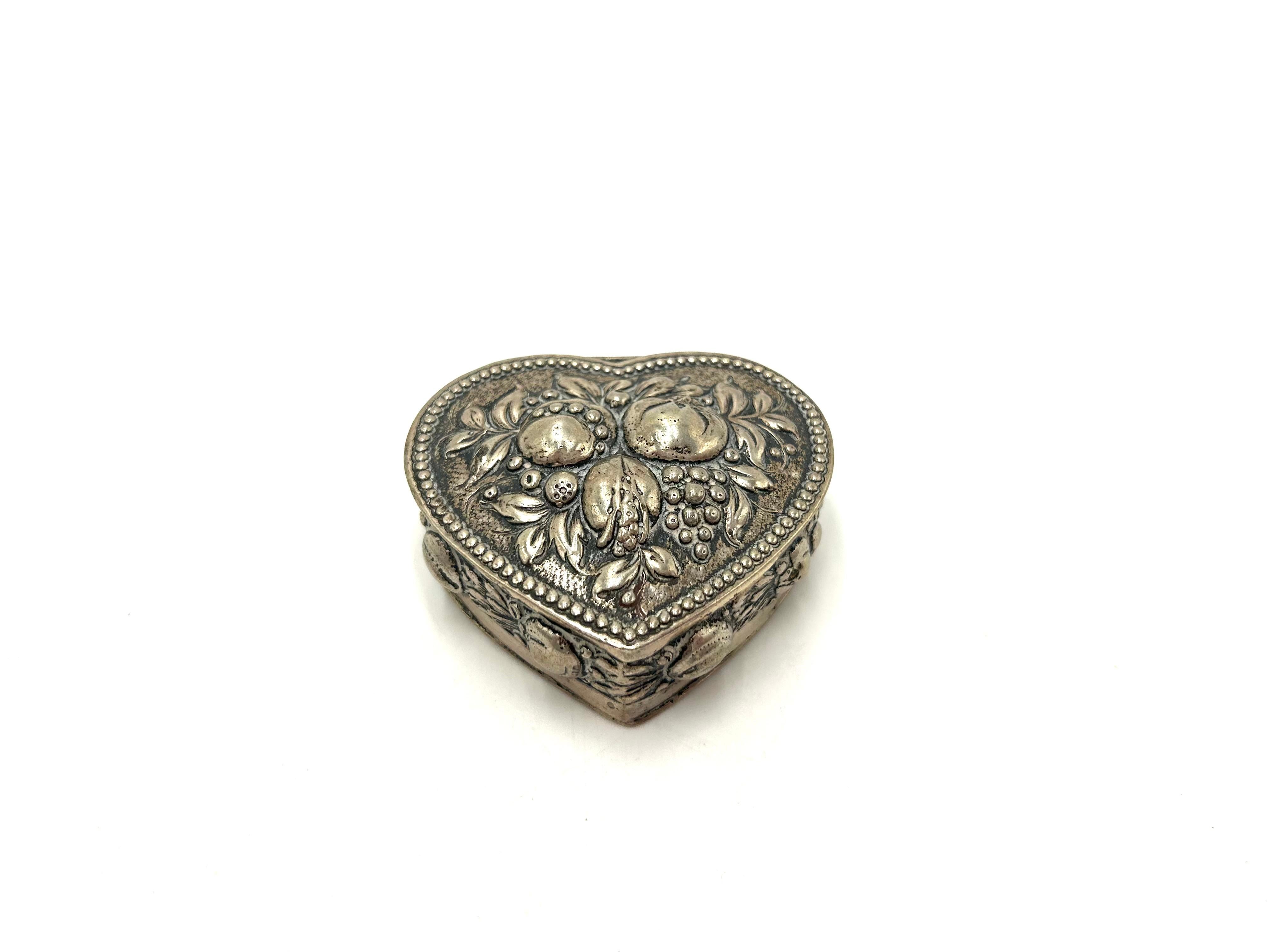 Silver heart-shaped box - perfect gift for beloved ones, wedding, anniversary gift
Silver probe 830
Manufactured in Scandinavia in circa 1920s.
Very good condition.
dimensions: width 7 cm, height 3 cm.