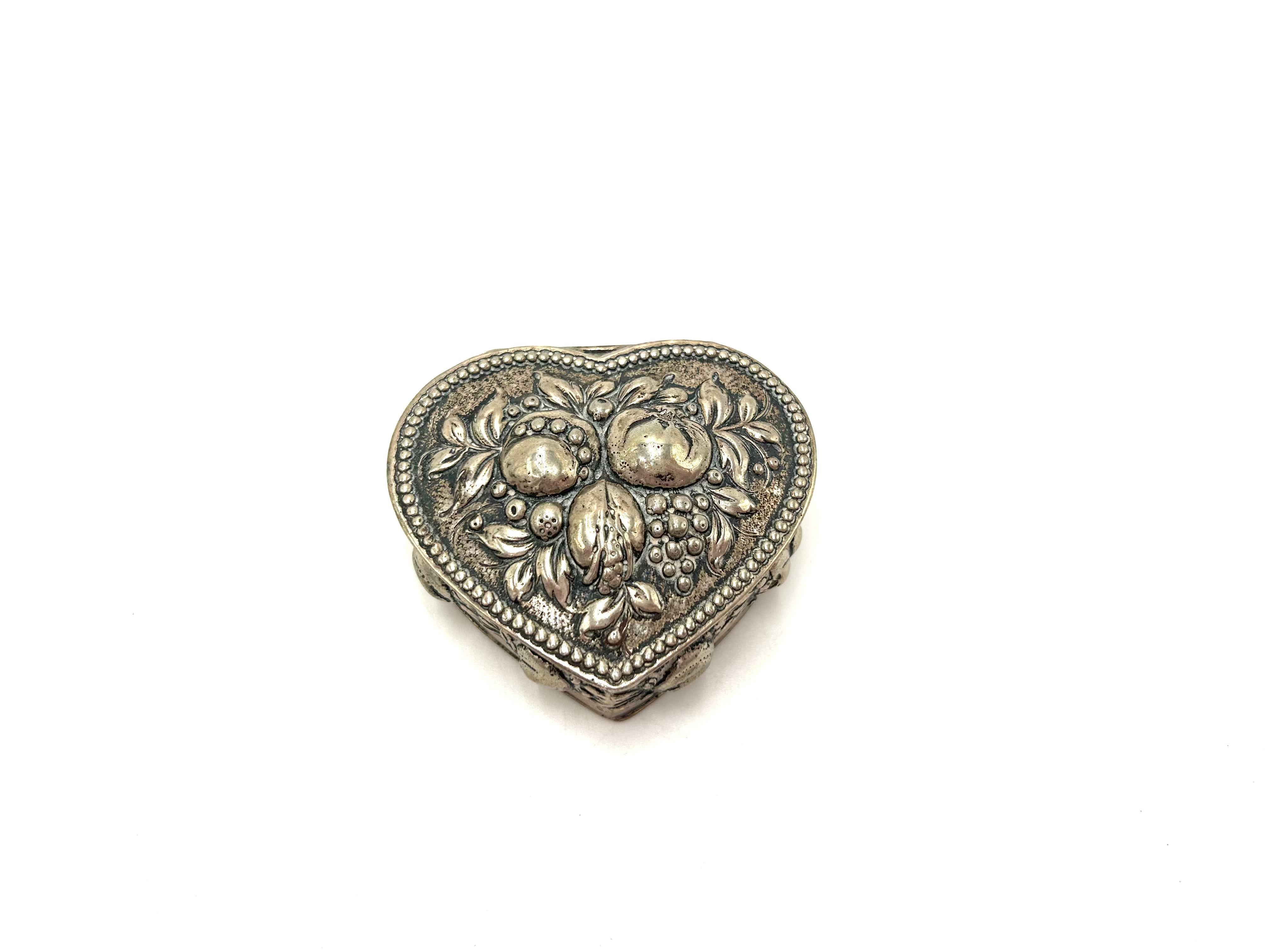 Scandinavian Silver 830 Heart-Shaped Box, Early 20th Century In Good Condition For Sale In Chorzów, PL