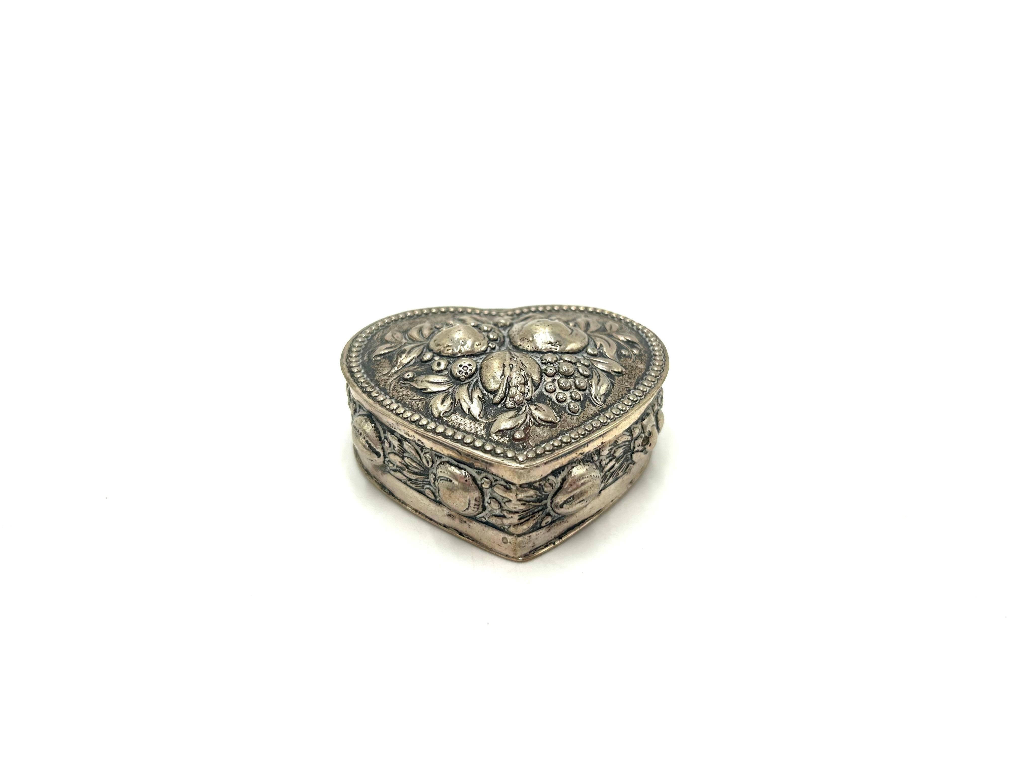 Scandinavian Silver 830 Heart-Shaped Box, Early 20th Century For Sale 1