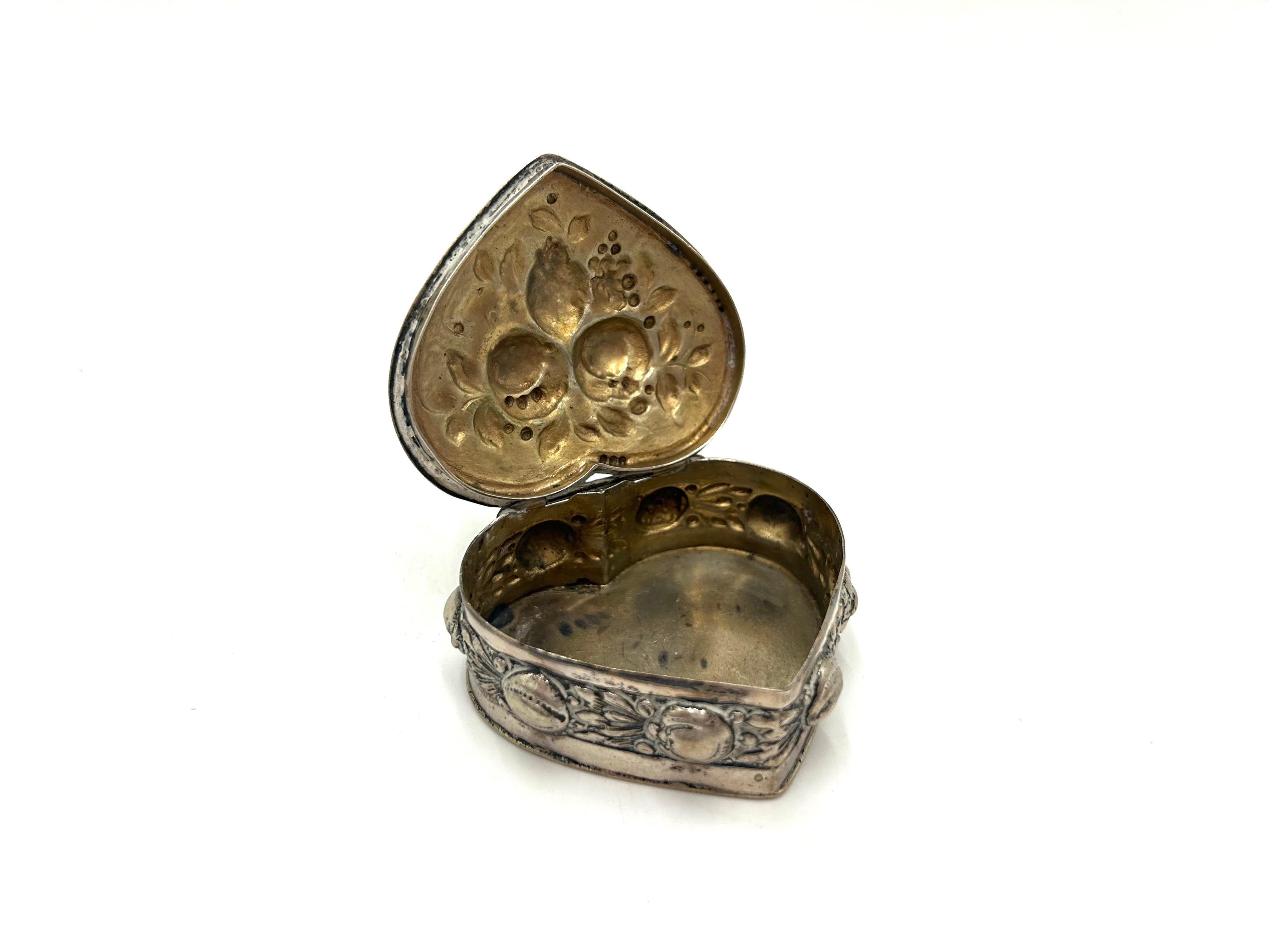 Scandinavian Silver 830 Heart-Shaped Box, Early 20th Century For Sale 2