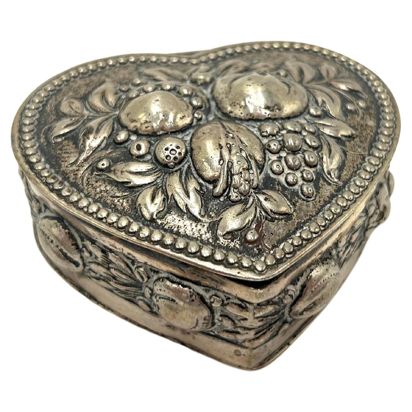 Scandinavian Silver 830 Heart-Shaped Box, Early 20th Century For Sale