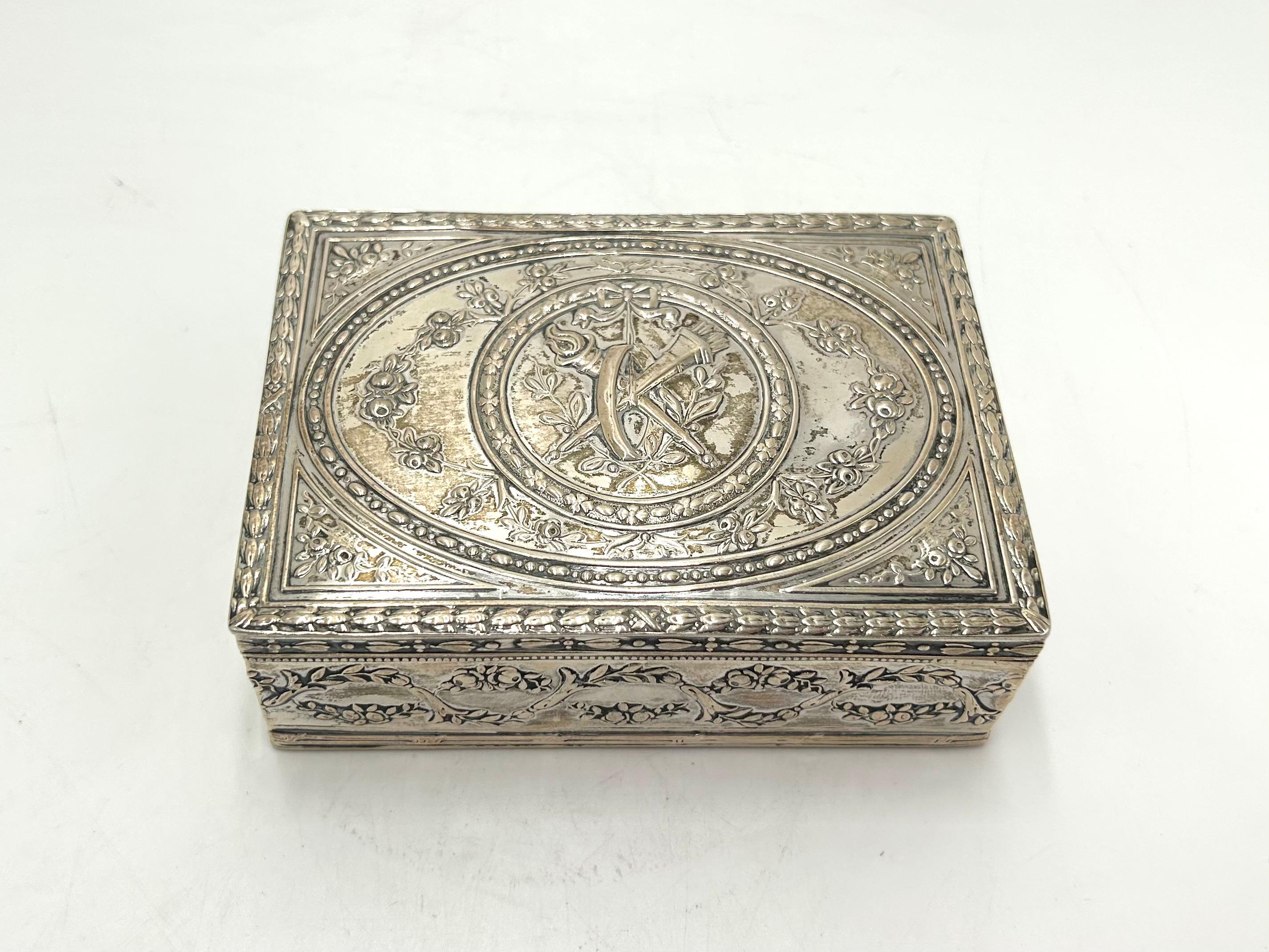 Silver jewelery box.
It comes from Scandinavia in the early 20th century.
Silver fineness 830.
Very good condition.
dimensions: height 4cm width 11.5cm depth 9cm.