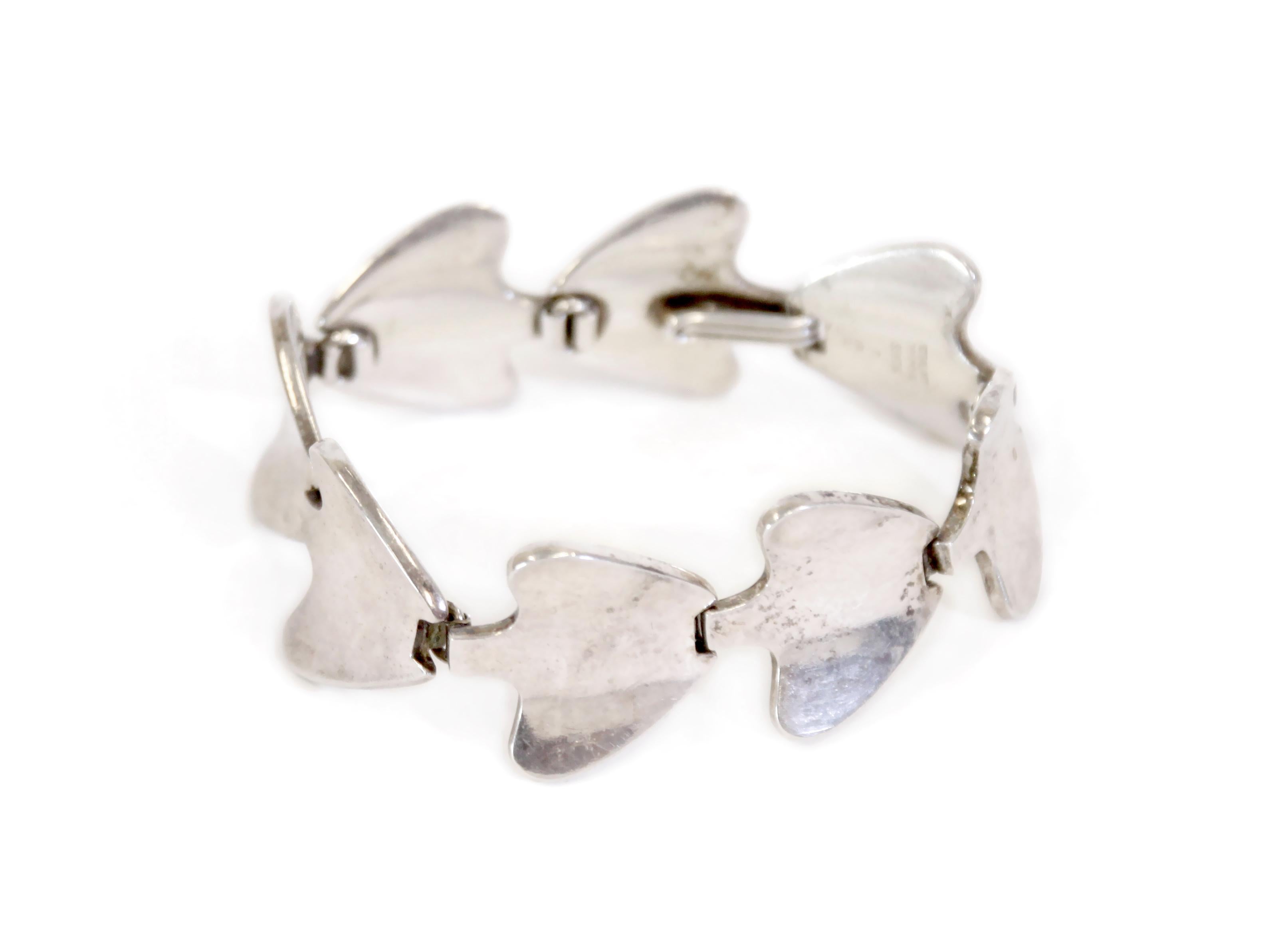 Organic and decorative link bracelet in heavy silver. Designed and made in Denmark by Bent Knutsen. The bracelet in in very good condition with all elements in full working order. 