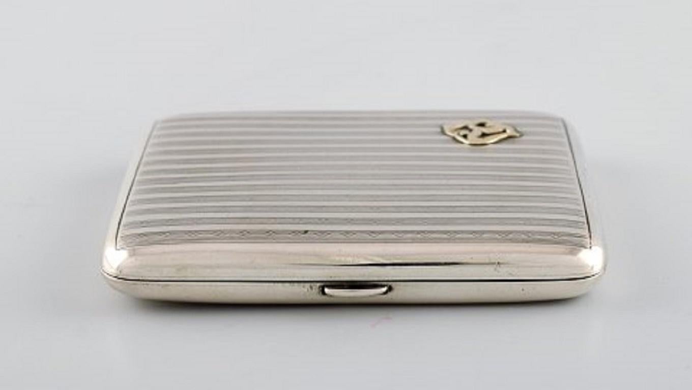 Scandinavian silversmith. Art Deco cigarette case in silver, 1930s / 40s.
Measures: 9 x 8 cm.
In excellent condition.
Stamped.
Weight: 100 grams.