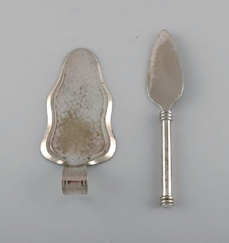 Scandinavian silversmith. Six serving parts in plated silver (alpacca), mid-20th century.
The serving spade measures: 15 x 7 cm.
In excellent condition.
Signed.