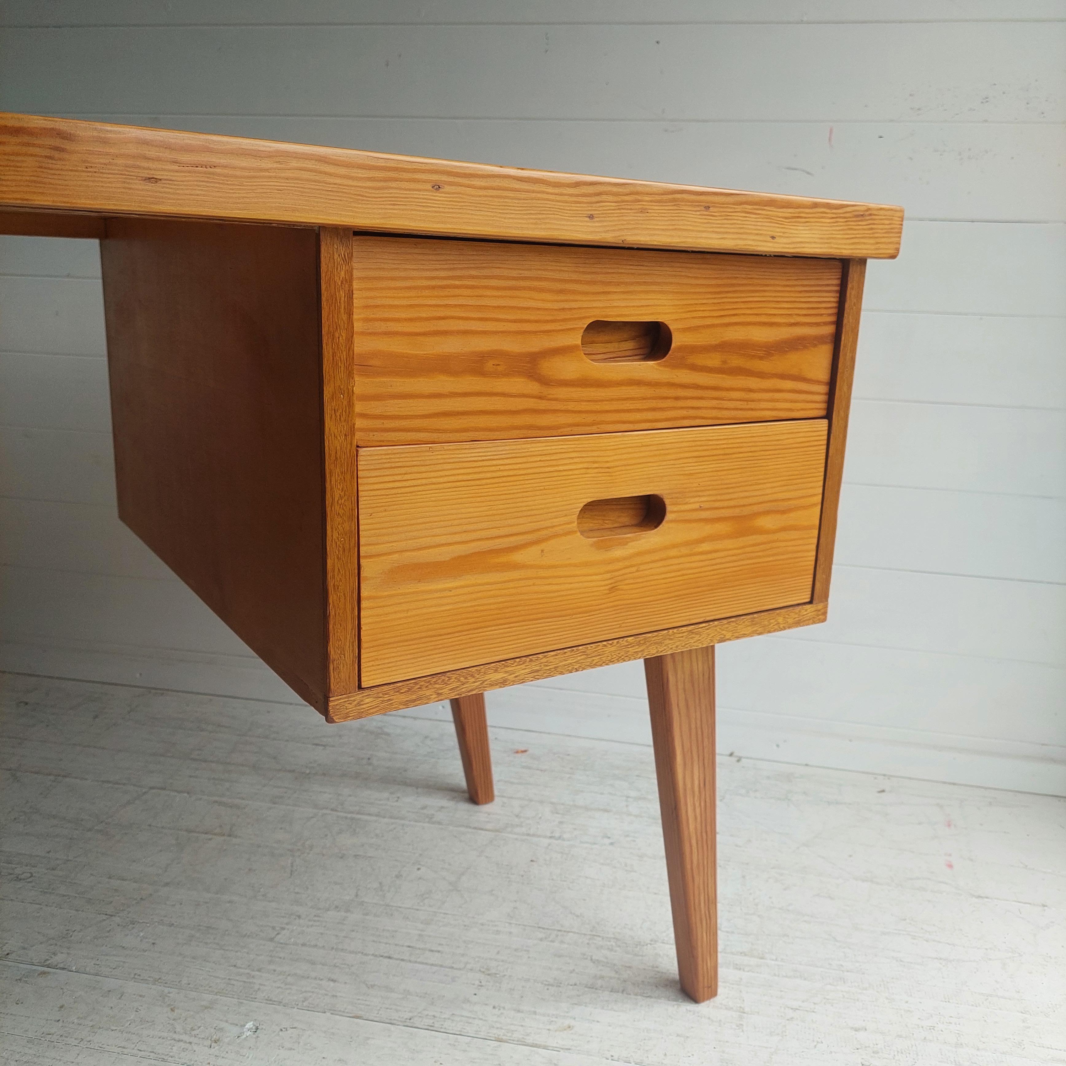Scandinavian Single Pedestal Writing Desk in Pine, Paul McCobb style 60s 1