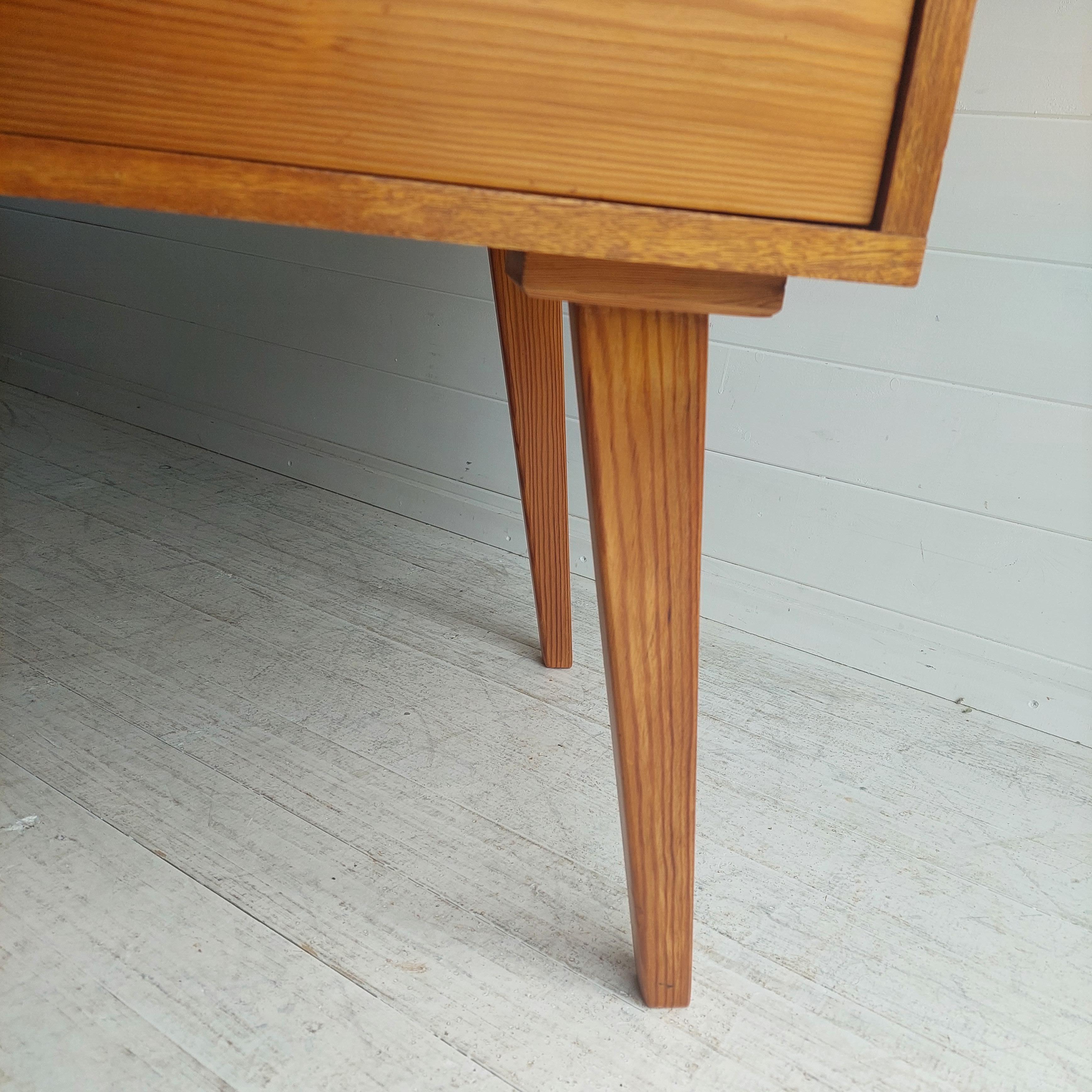 Scandinavian Single Pedestal Writing Desk in Pine, Paul McCobb style 60s 4