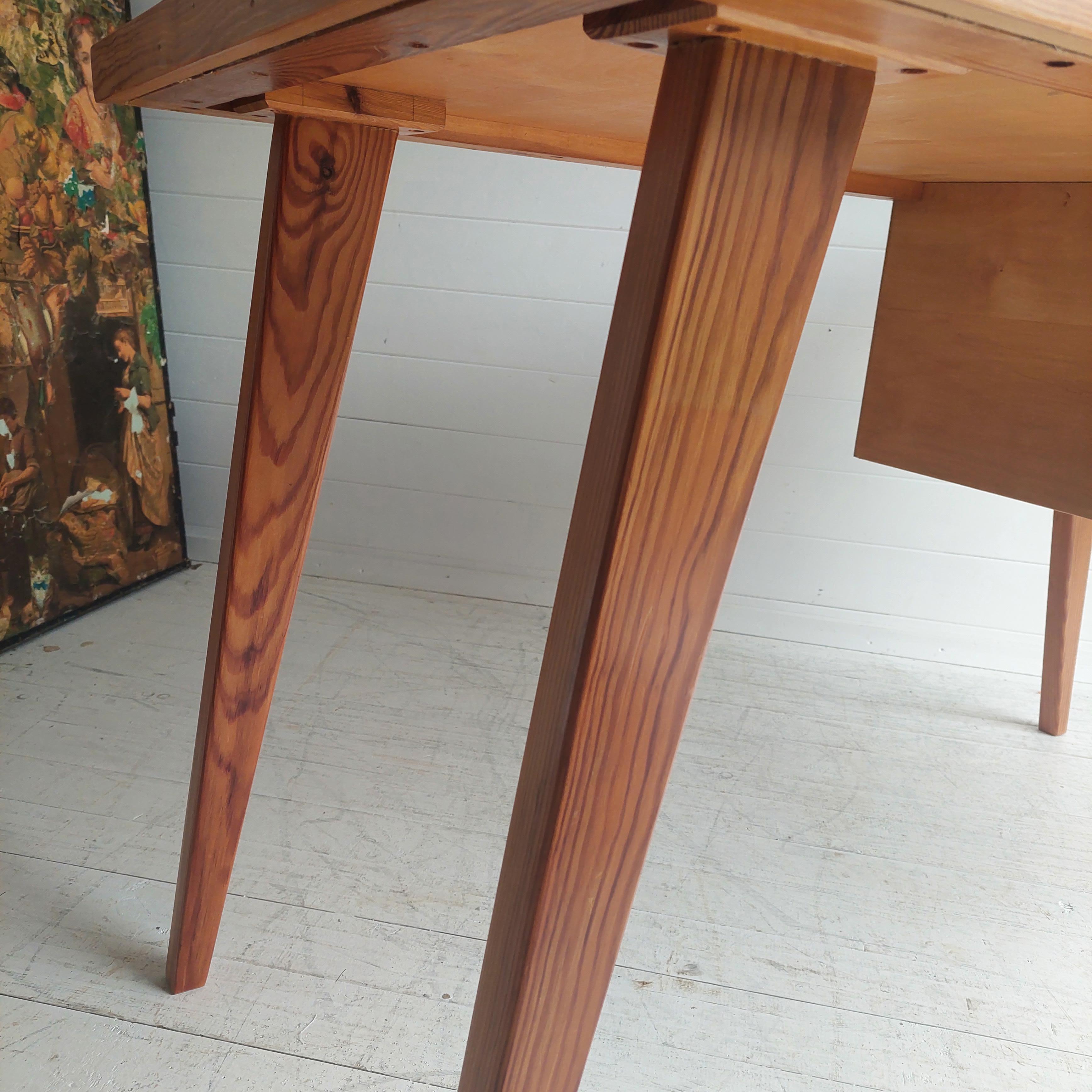 Scandinavian Single Pedestal Writing Desk in Pine, Paul McCobb style 60s 5