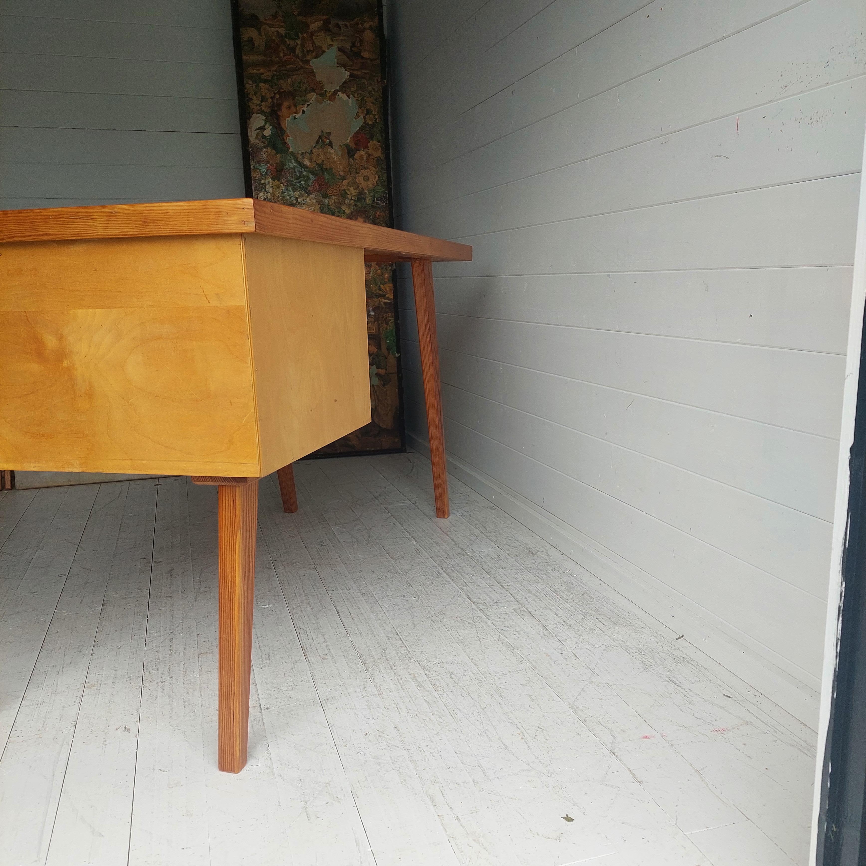 Scandinavian Single Pedestal Writing Desk in Pine, Paul McCobb style 60s 10