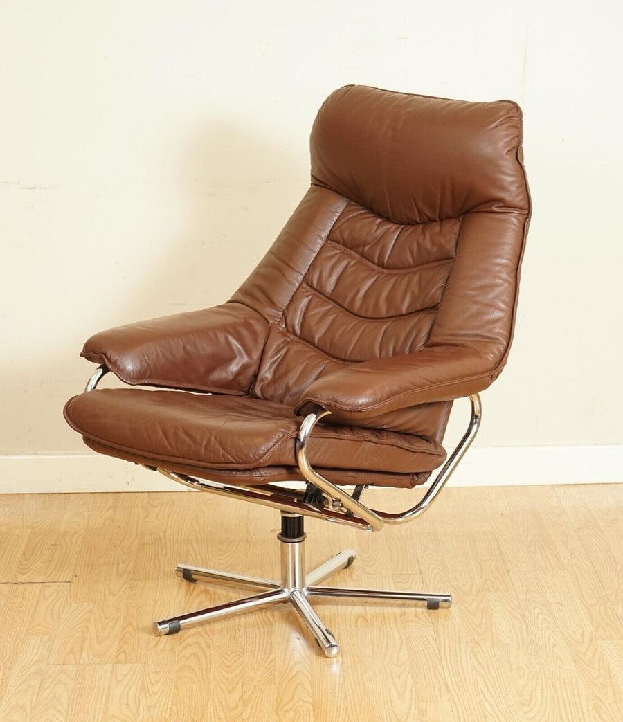 Skandinavischer Skoghaus Industri-Loungesessel und Fußhocker aus braunem Leder (Skandinavische Moderne)