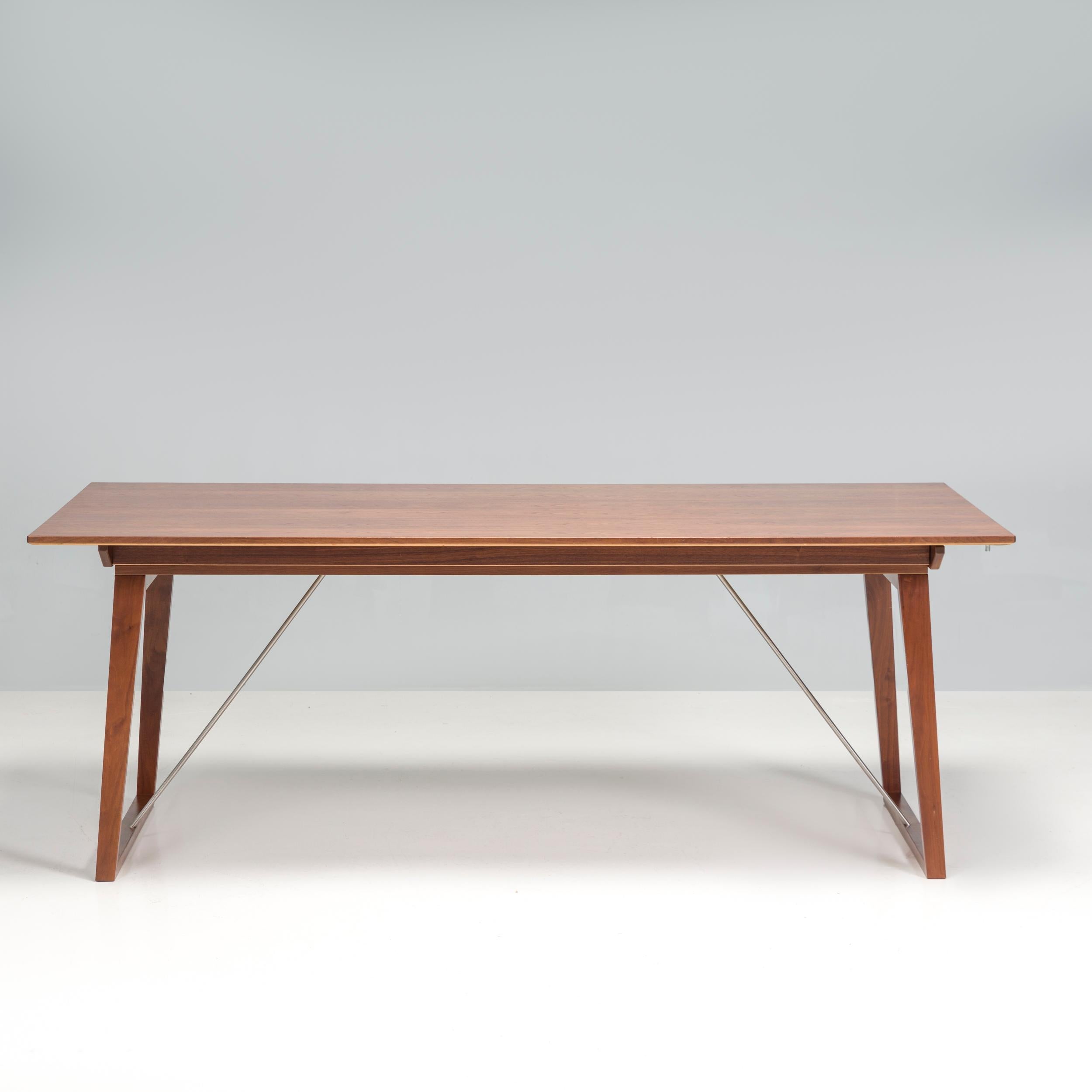 Der von Skovby entworfene und hergestellte Esstisch Modell 38 ist ein fantastisches Beispiel für zeitgenössisches skandinavisches Design.

Der aus Holz gefertigte Tisch hat abgewinkelte, trapezförmige Beine und eine große, rechteckige Tischplatte,