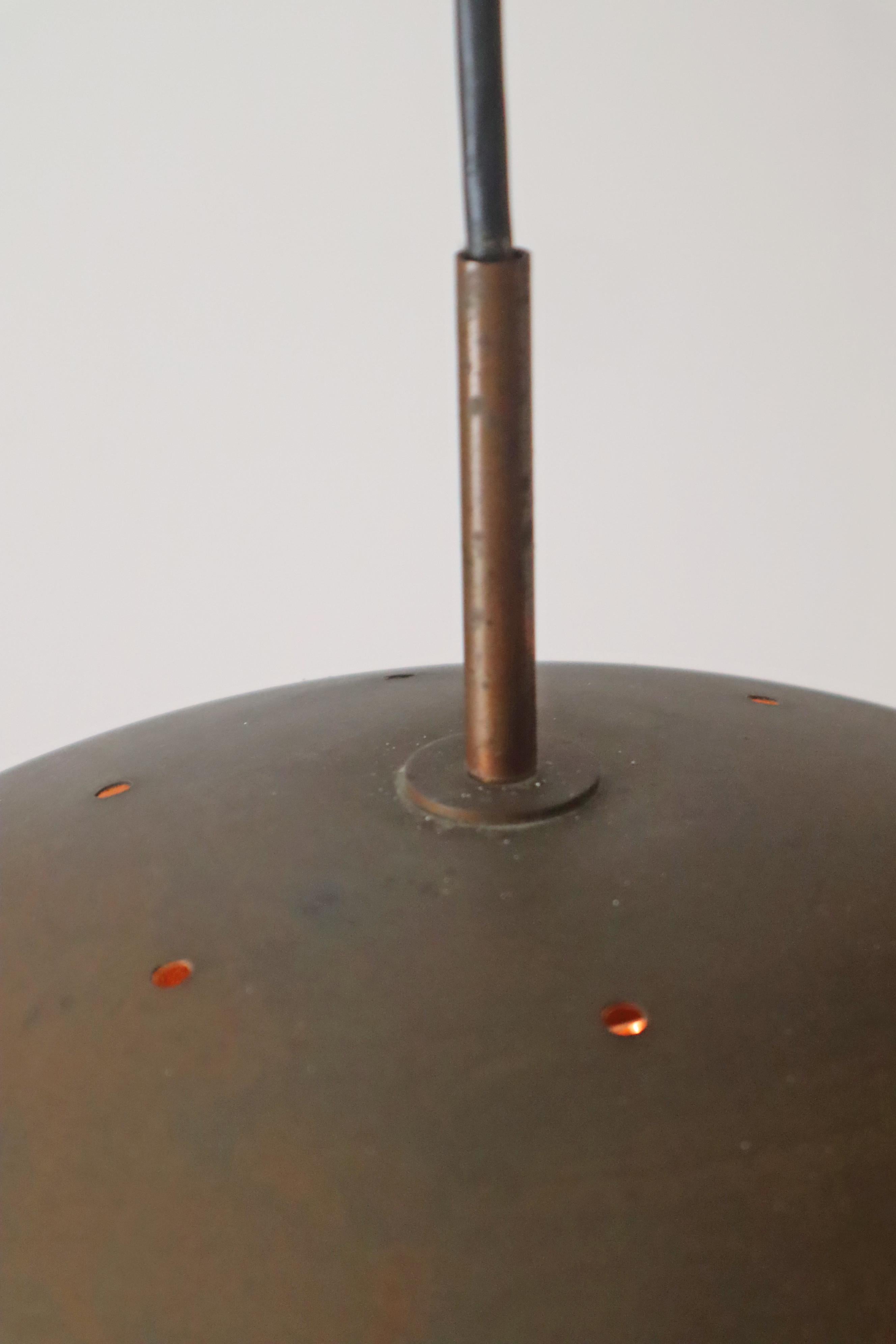 Fatto a mano Lampada a sospensione scandinava a doghe in rame di Fog and Morup, 1970er Jahre in vendita