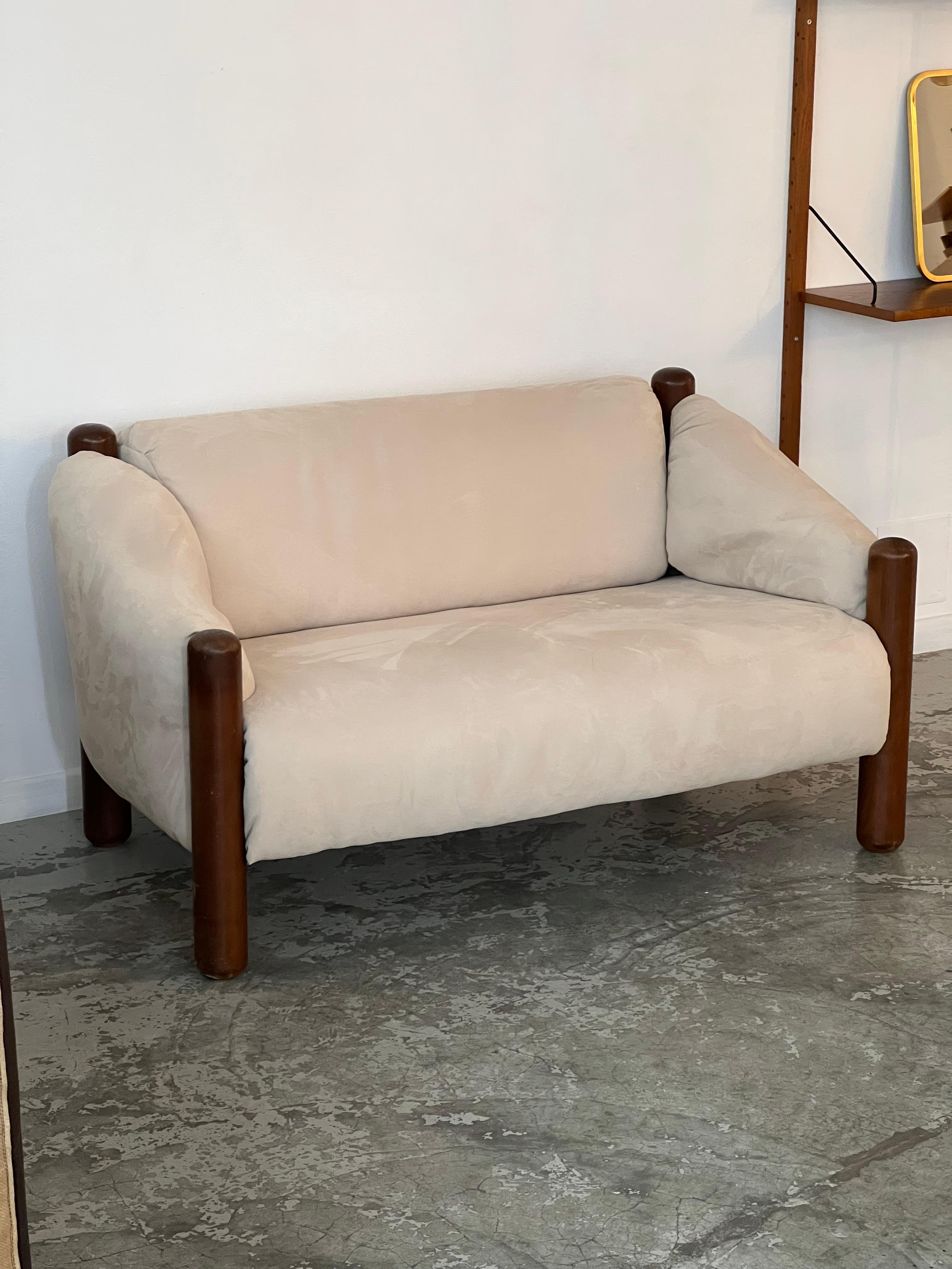 This small Scandinavian sofa dates back to the 1950s. Its designer is unknown. It embodies the principles of Scandinavian design with simple and sturdy materials and a minimalist, functional aesthetic that can adapt to various interior styles.

Its