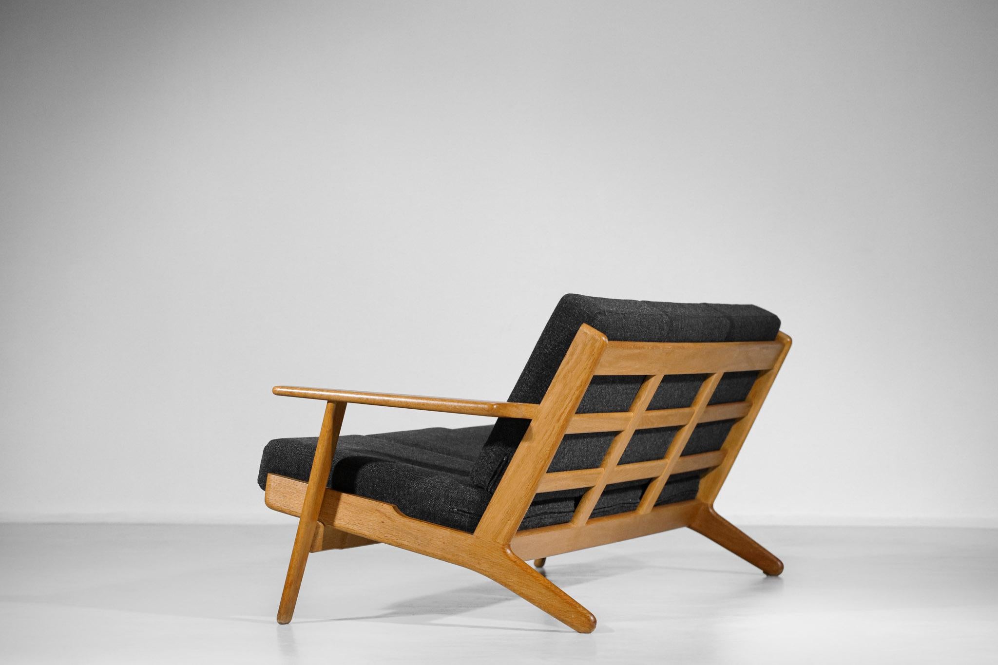 Scandinavian Sofa GE 290 Danish Designer Hans Wegner for GETAMA 3