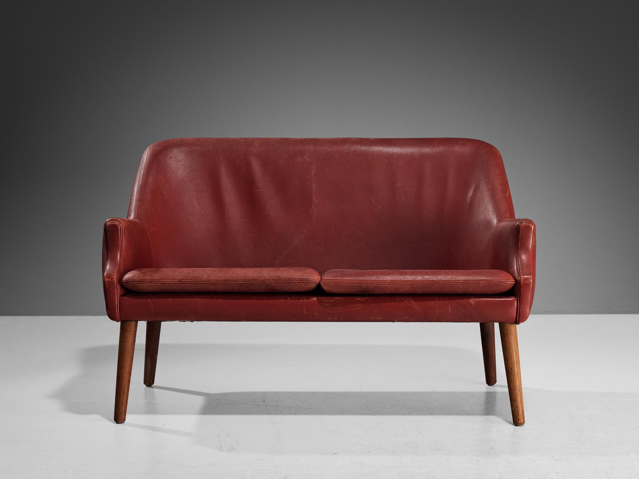 Skandinavisches Sofa aus rotem Leder  im Angebot 4