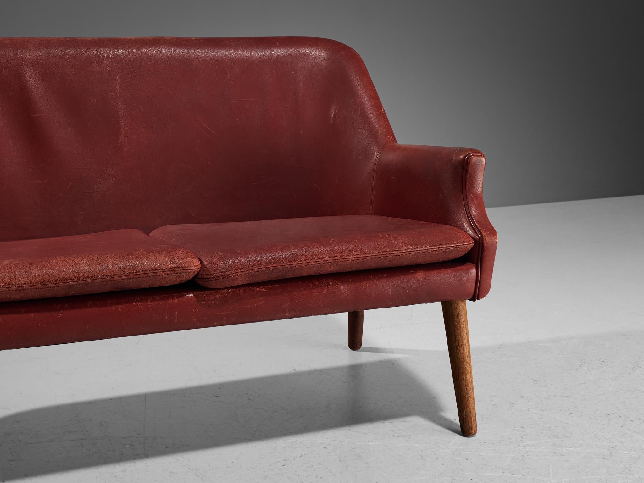 Skandinavisches Sofa aus rotem Leder  im Angebot 5