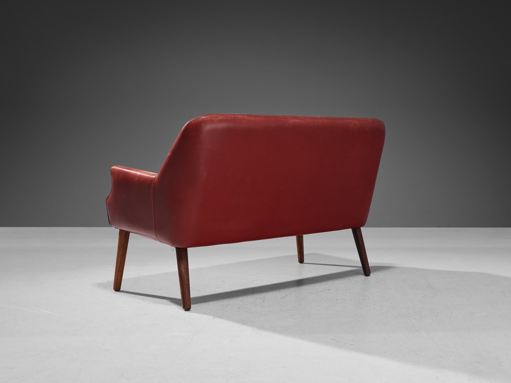 Skandinavisches Sofa aus rotem Leder  (Dänisch) im Angebot