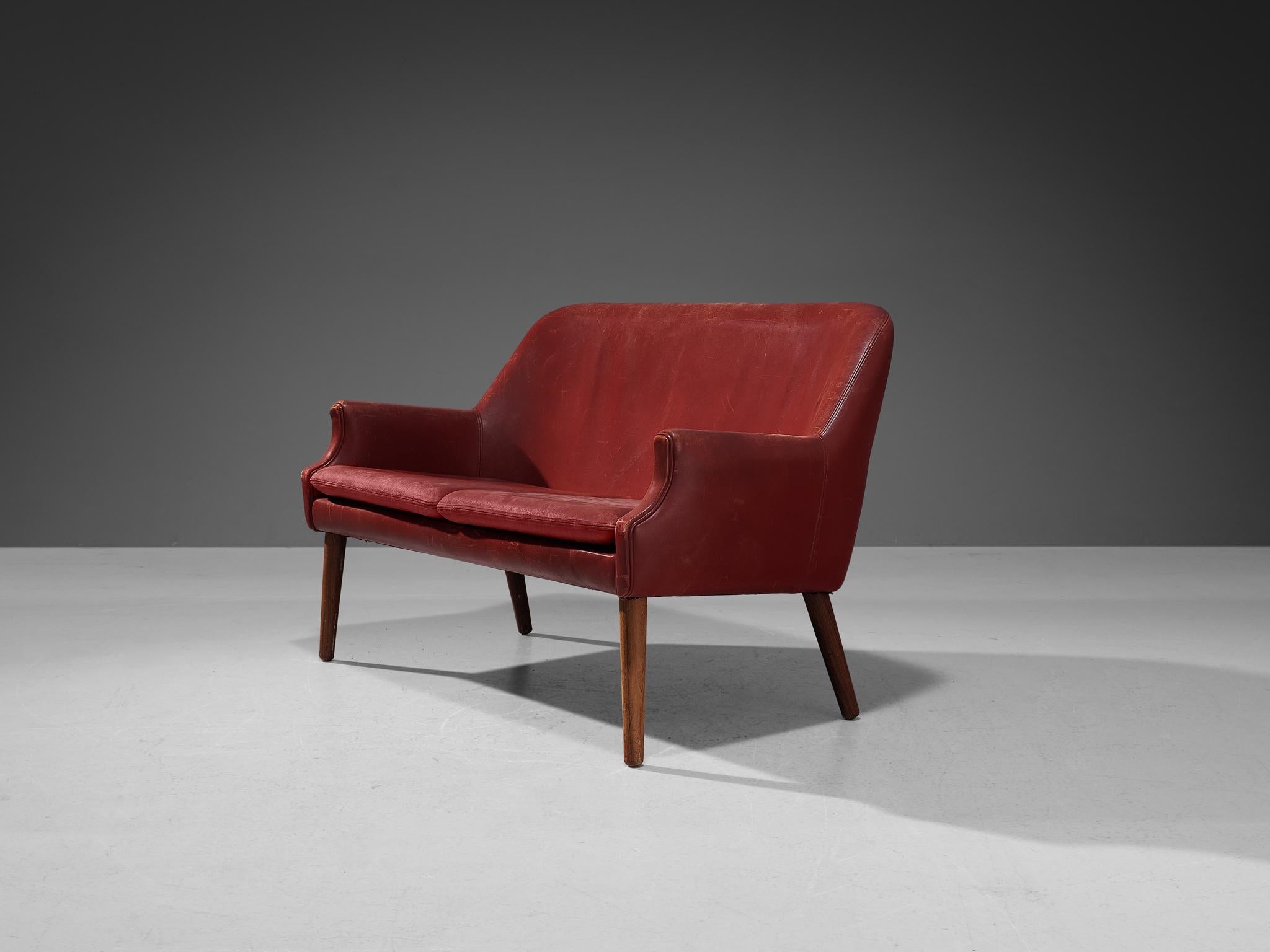 Skandinavisches Sofa aus rotem Leder  (Mitte des 20. Jahrhunderts) im Angebot
