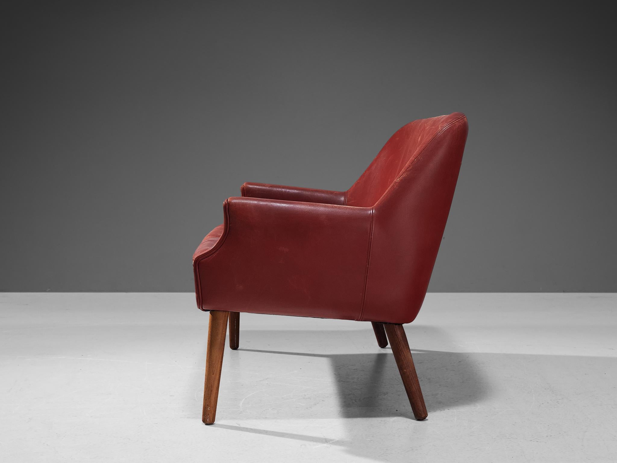 Skandinavisches Sofa aus rotem Leder  im Angebot 1