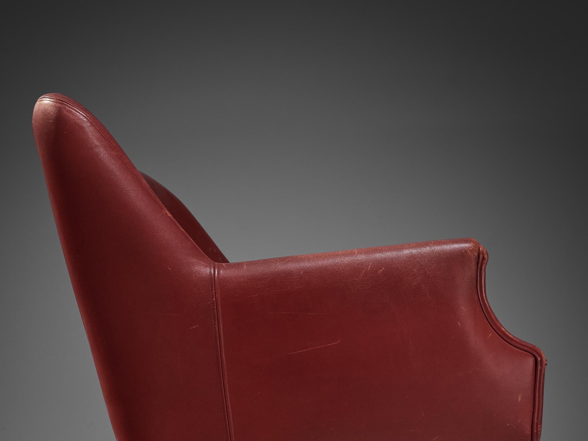Skandinavisches Sofa aus rotem Leder  im Angebot 2