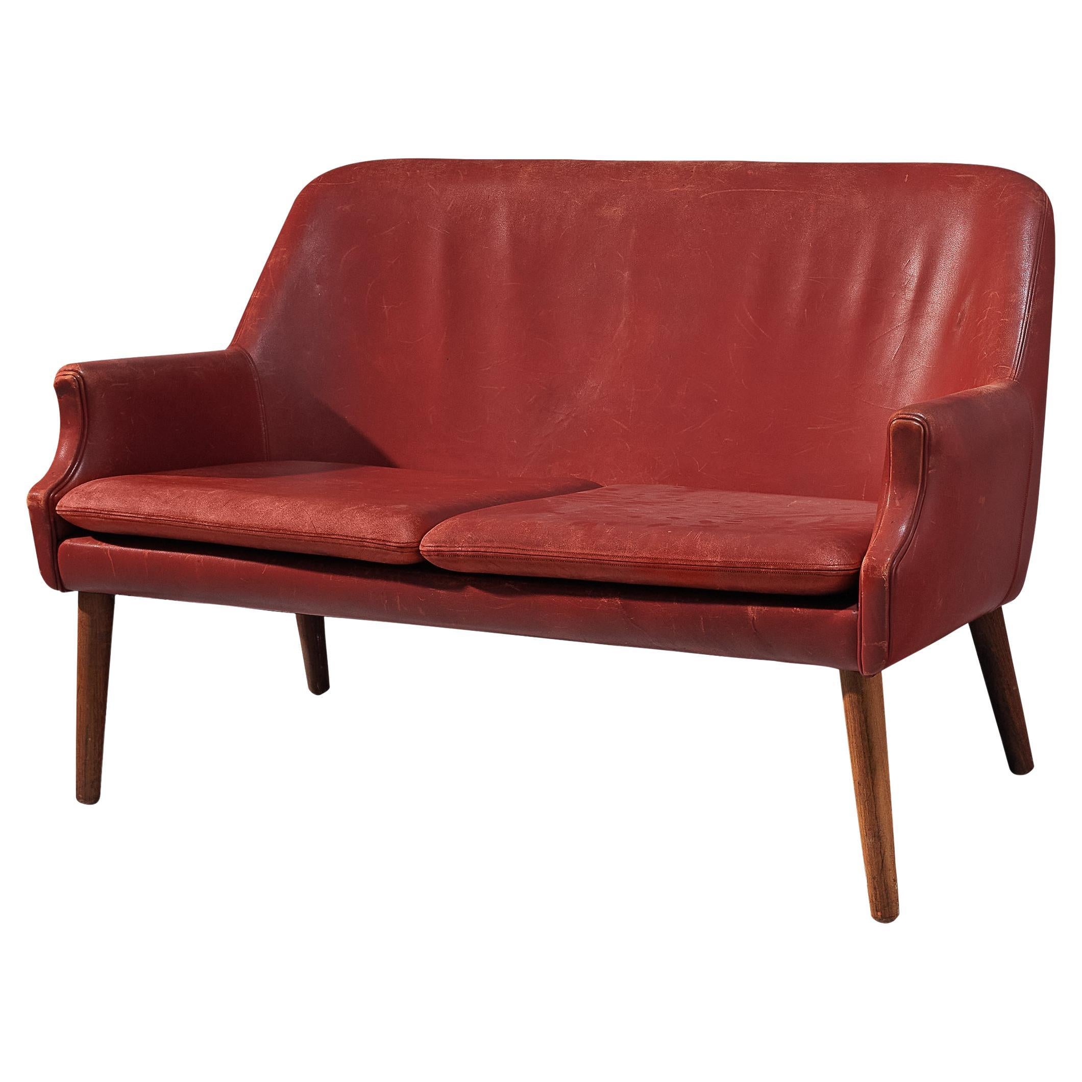 Skandinavisches Sofa aus rotem Leder  im Angebot