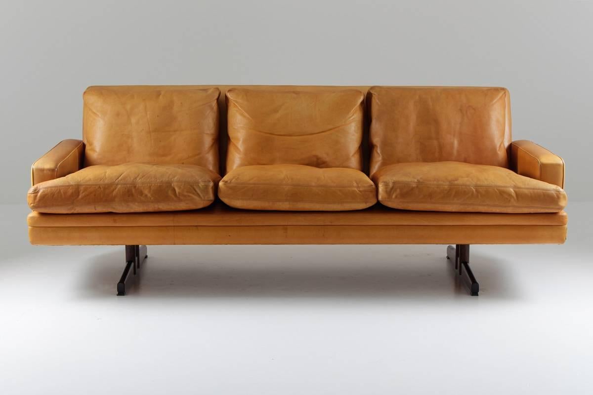 Sofa model 807 by Fredrik Kayser for Vatne Lenestolfabrikk A/S, Norway.
This high-quality sofa with timeless design is upholstered in cognac coloured leather with a beautiful natural patina. The sofa rests on shaker legs made of solid rosewood.