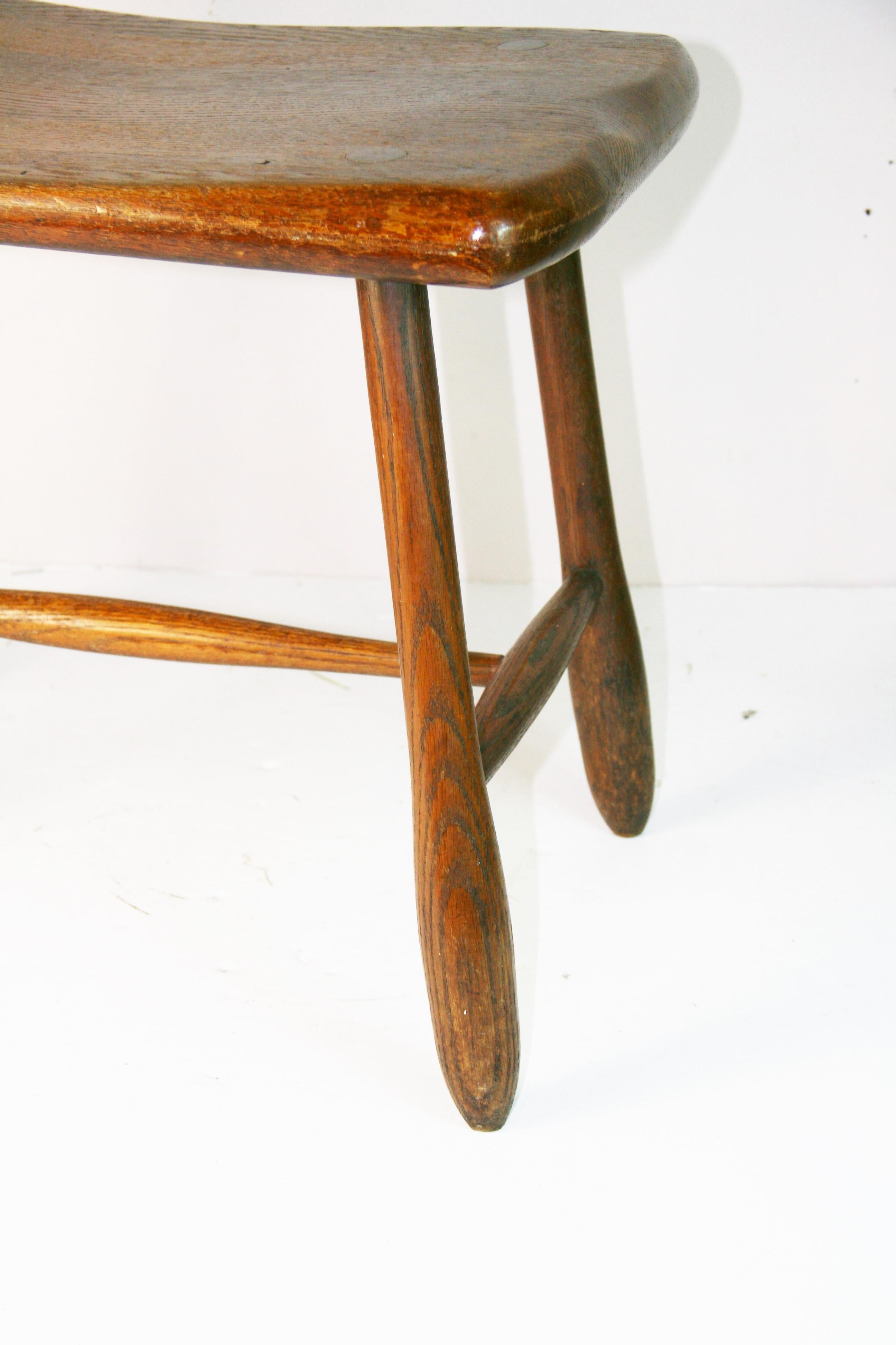 Milieu du XXe siècle Tabouret scandinave en chêne massif en vente