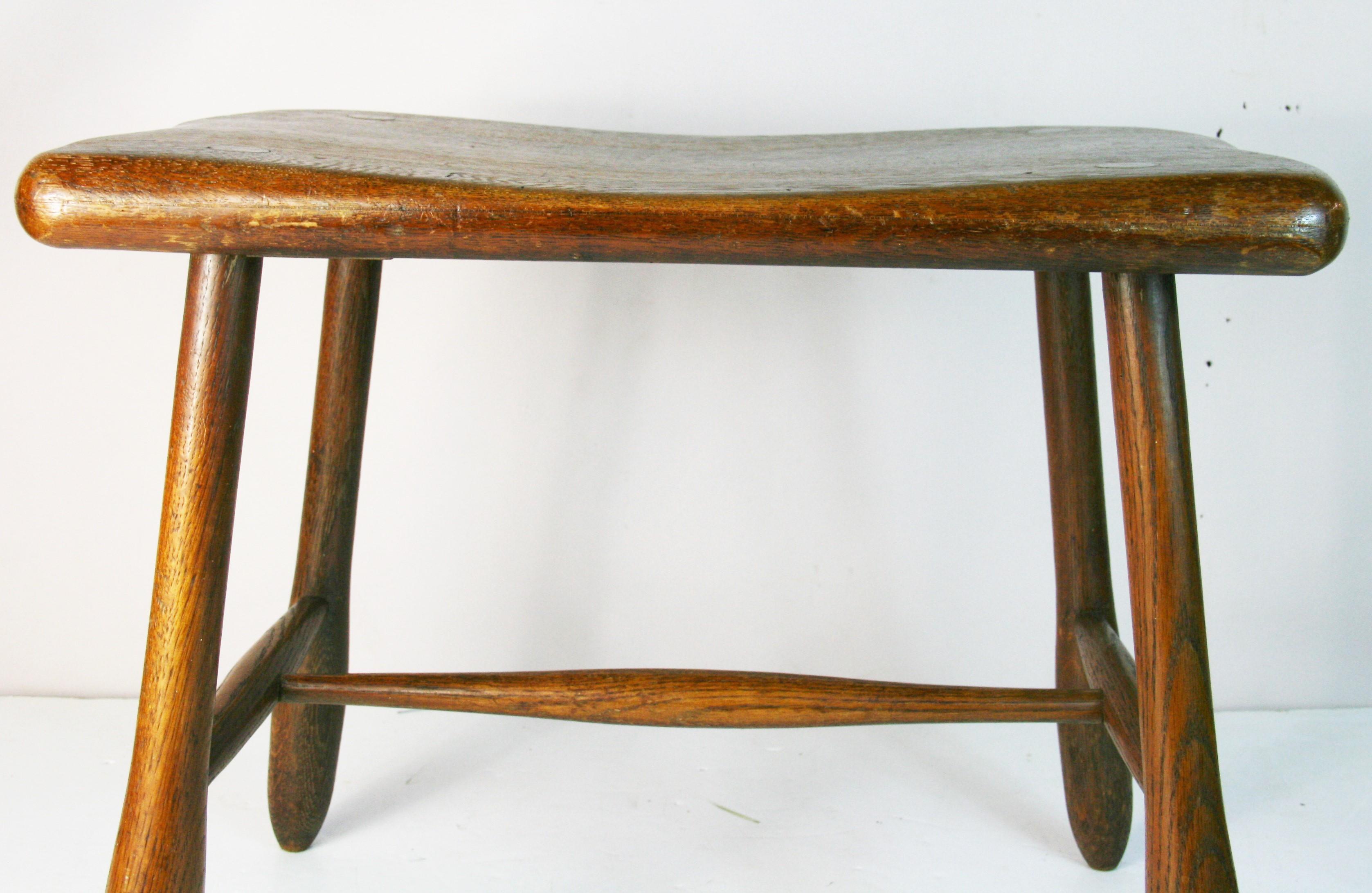 Tabouret scandinave en chêne massif en vente 1