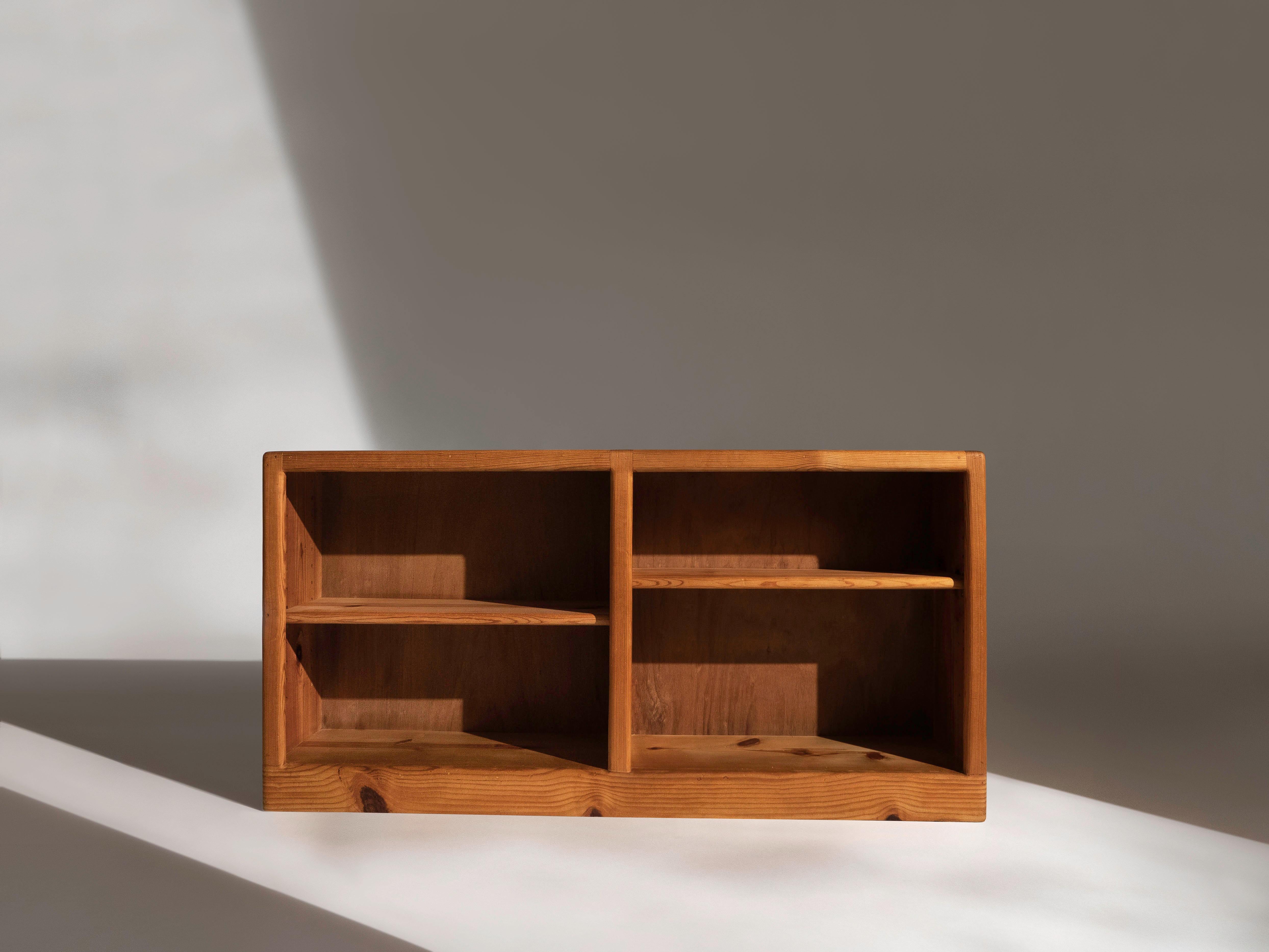 A well crafted, solid pine Scandinavian bookcase with adjustable shelves. Circa 1970's. In good vintage condition with great patina. Ready for use.

Dimensions:
48