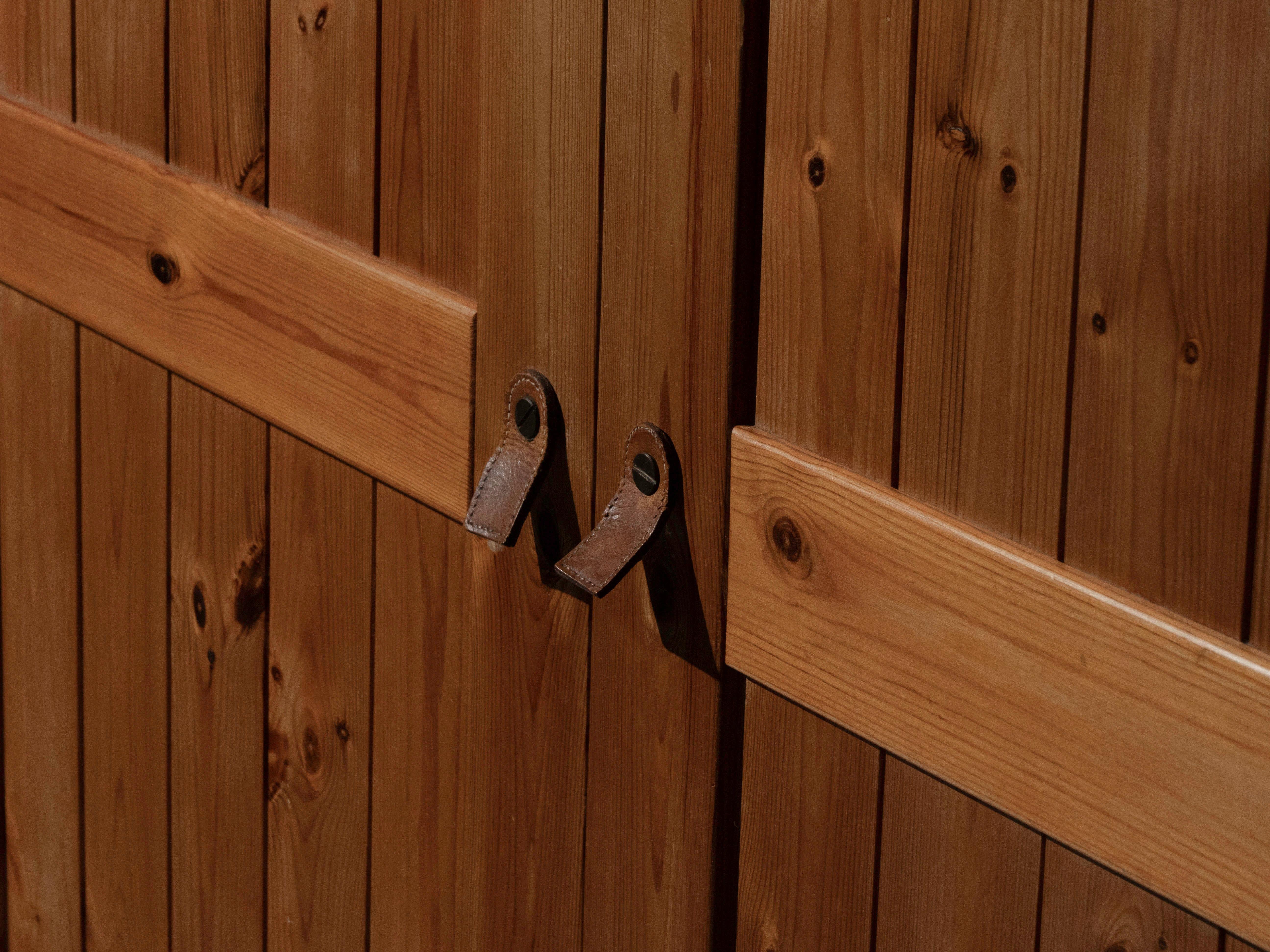 Armoire scandinave en pin massif, années 1960 en vente 4