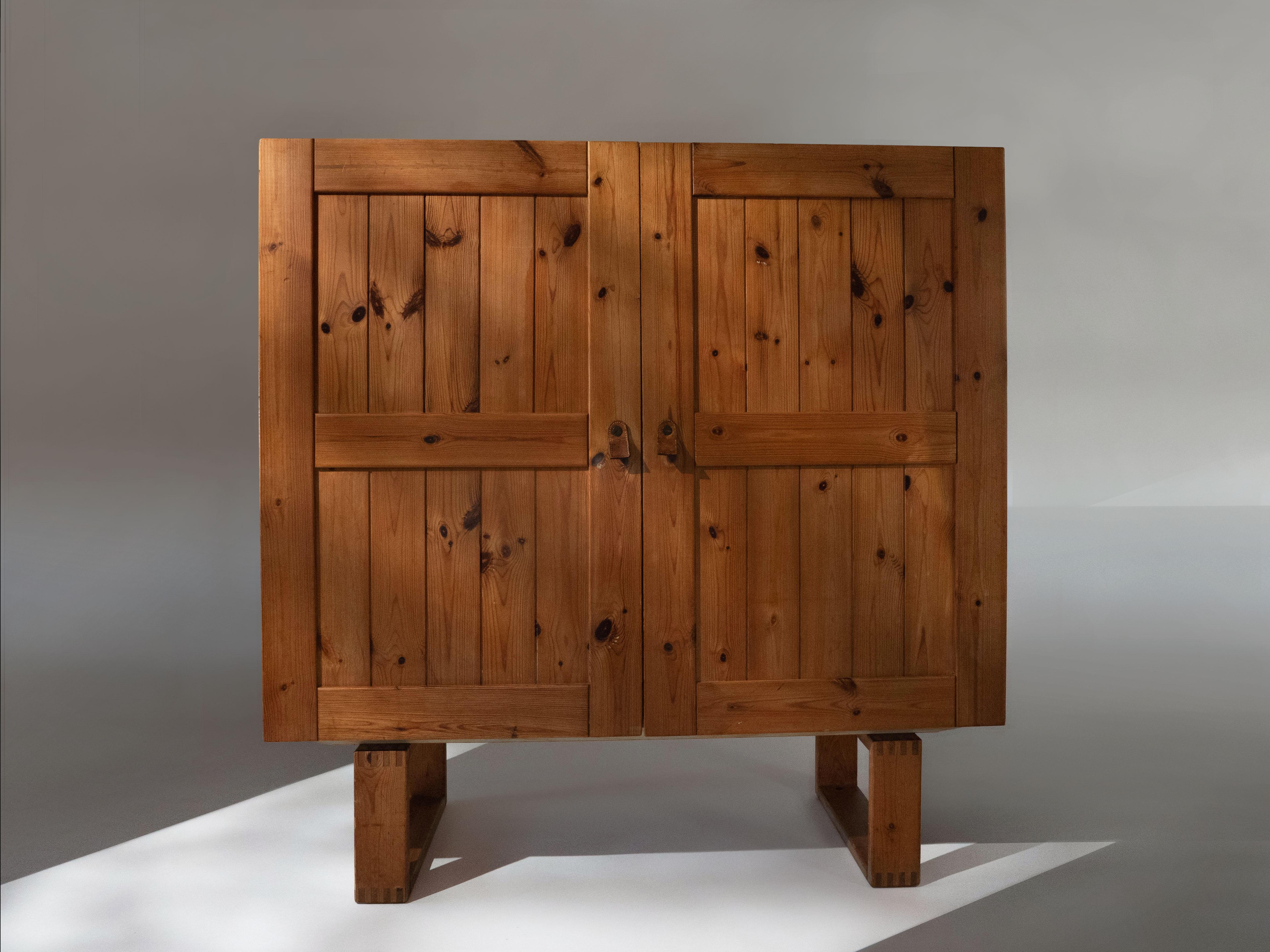 Armoire scandinave en pin massif, années 1960 en vente 5