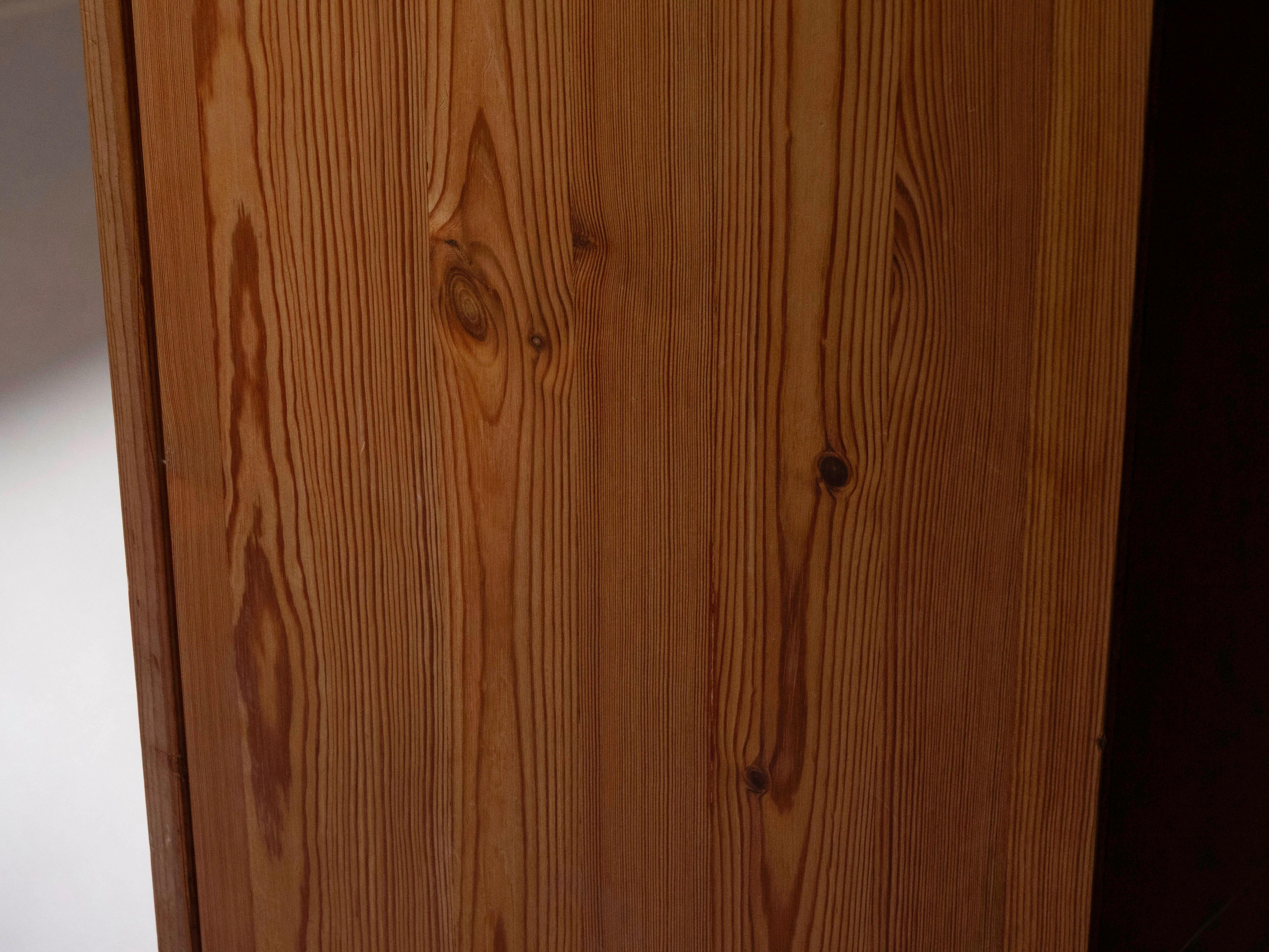 Armoire scandinave en pin massif, années 1960 en vente 7