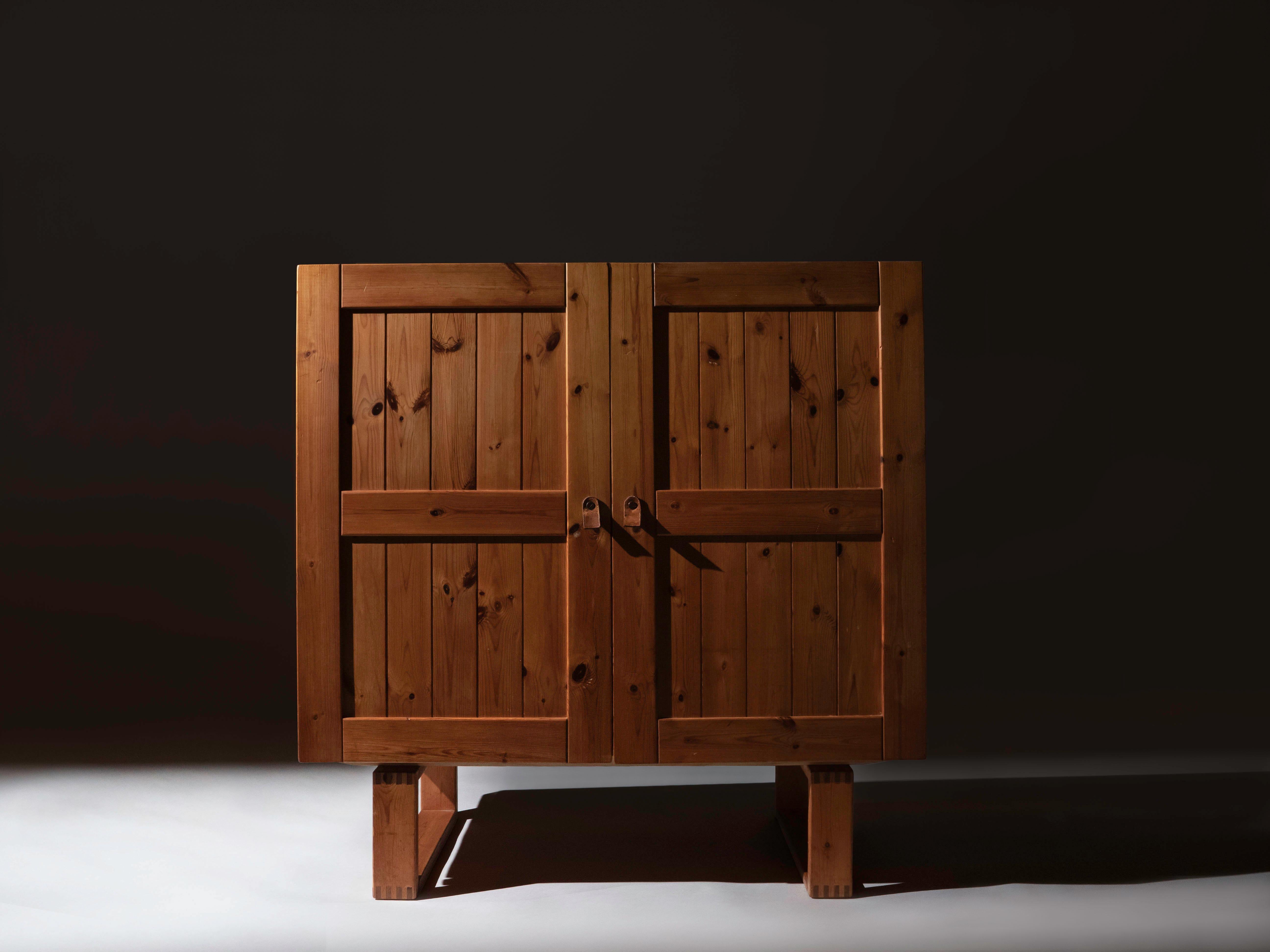 Armoire scandinave en pin massif, vers les années 1960. Le meuble à deux portes dissimule 4 étagères amovibles. Tirettes en cuir sur le devant.

Sa structure est saine et le bois est en état d'origine avec une très belle patine légère.