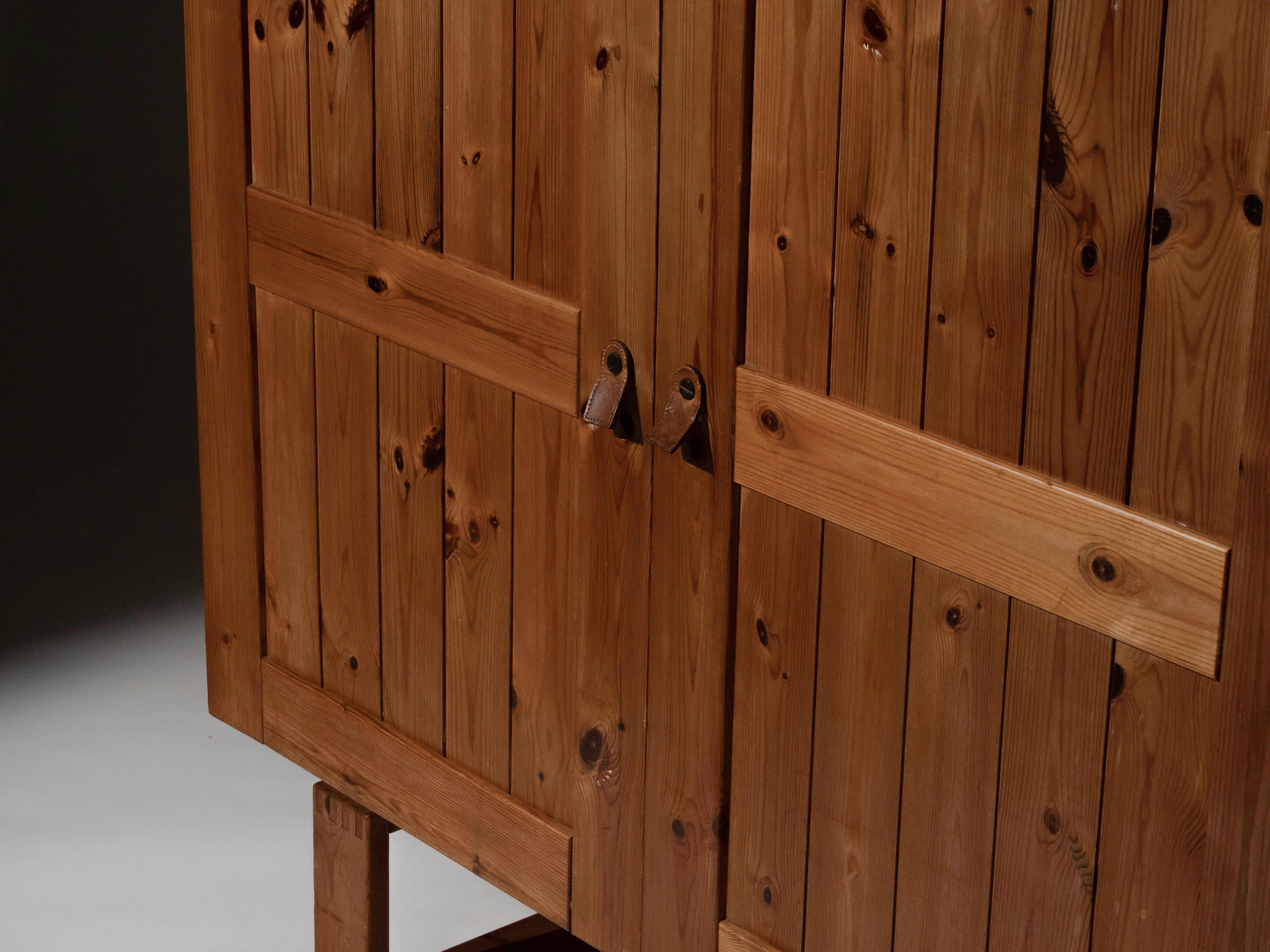 Danois Armoire scandinave en pin massif, années 1960 en vente