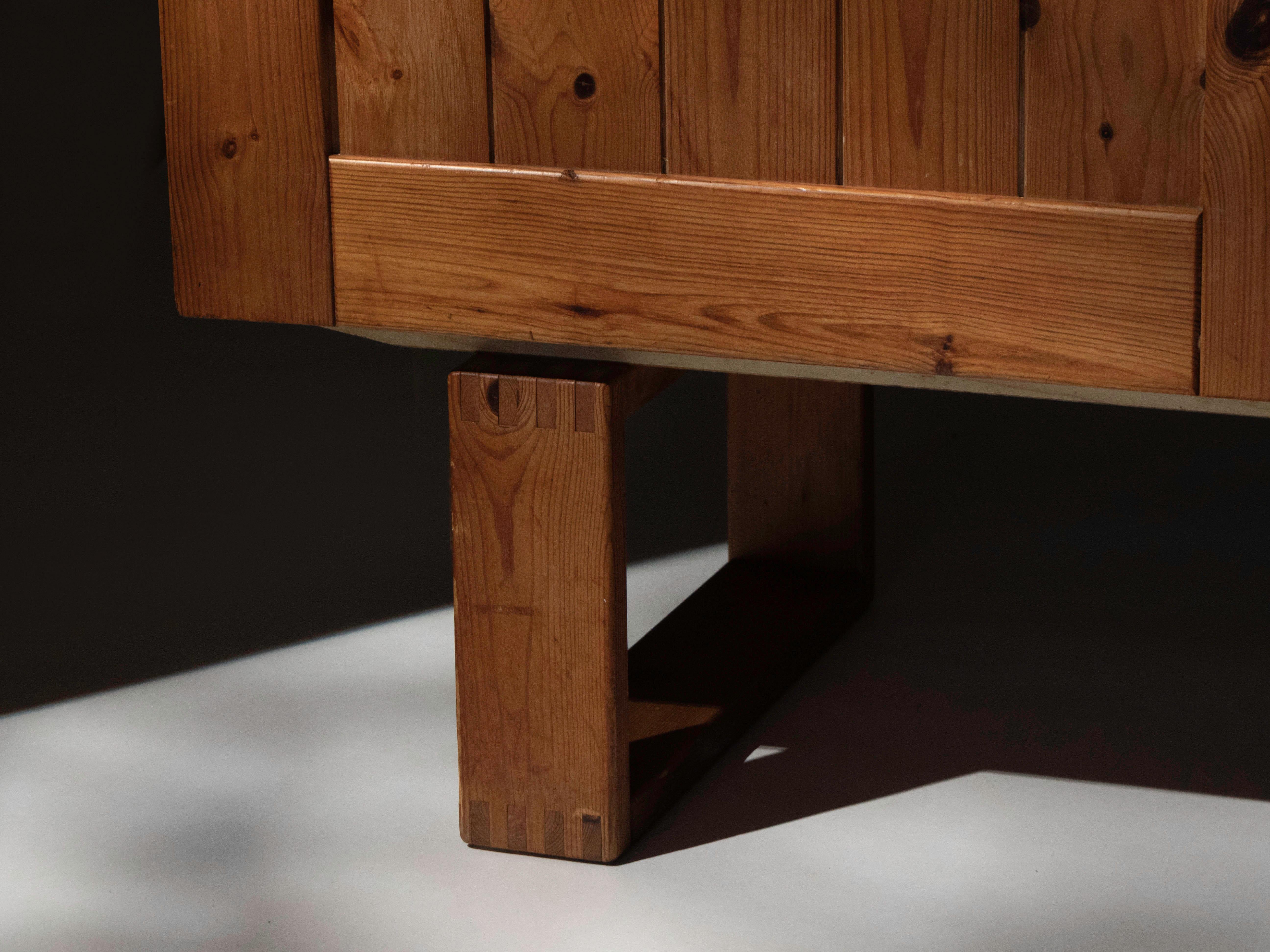 Pin Armoire scandinave en pin massif, années 1960 en vente