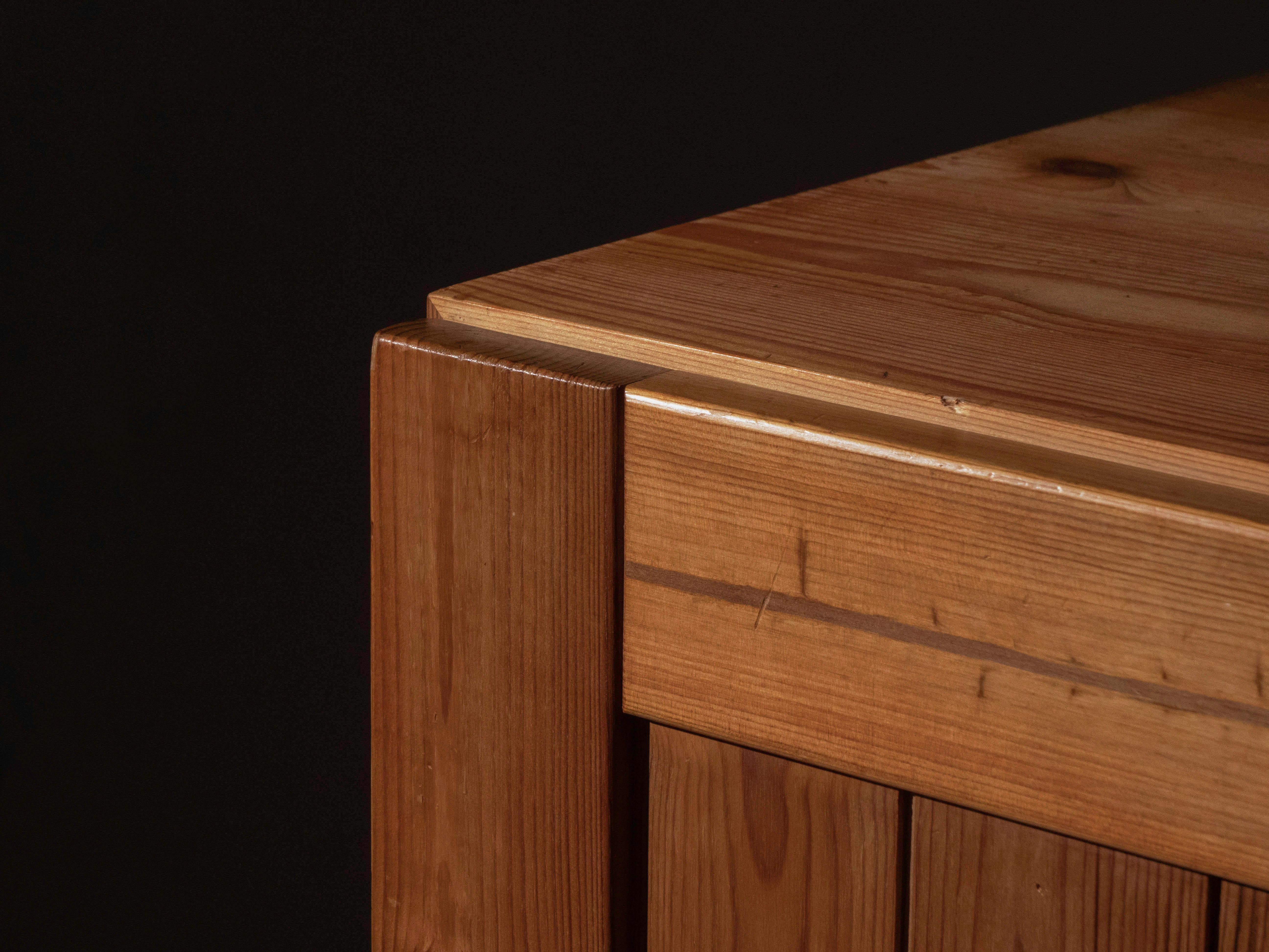 Armoire scandinave en pin massif, années 1960 en vente 1